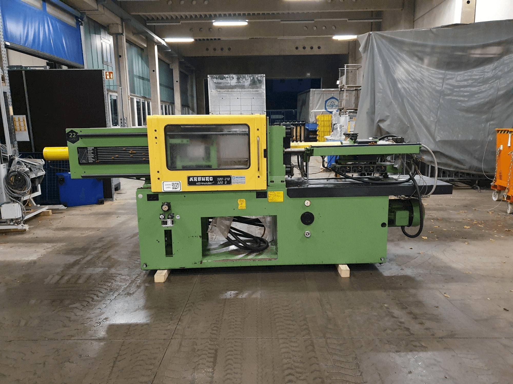 Čelní pohled na Arburg Allrounder 320 D 500-210 stroj