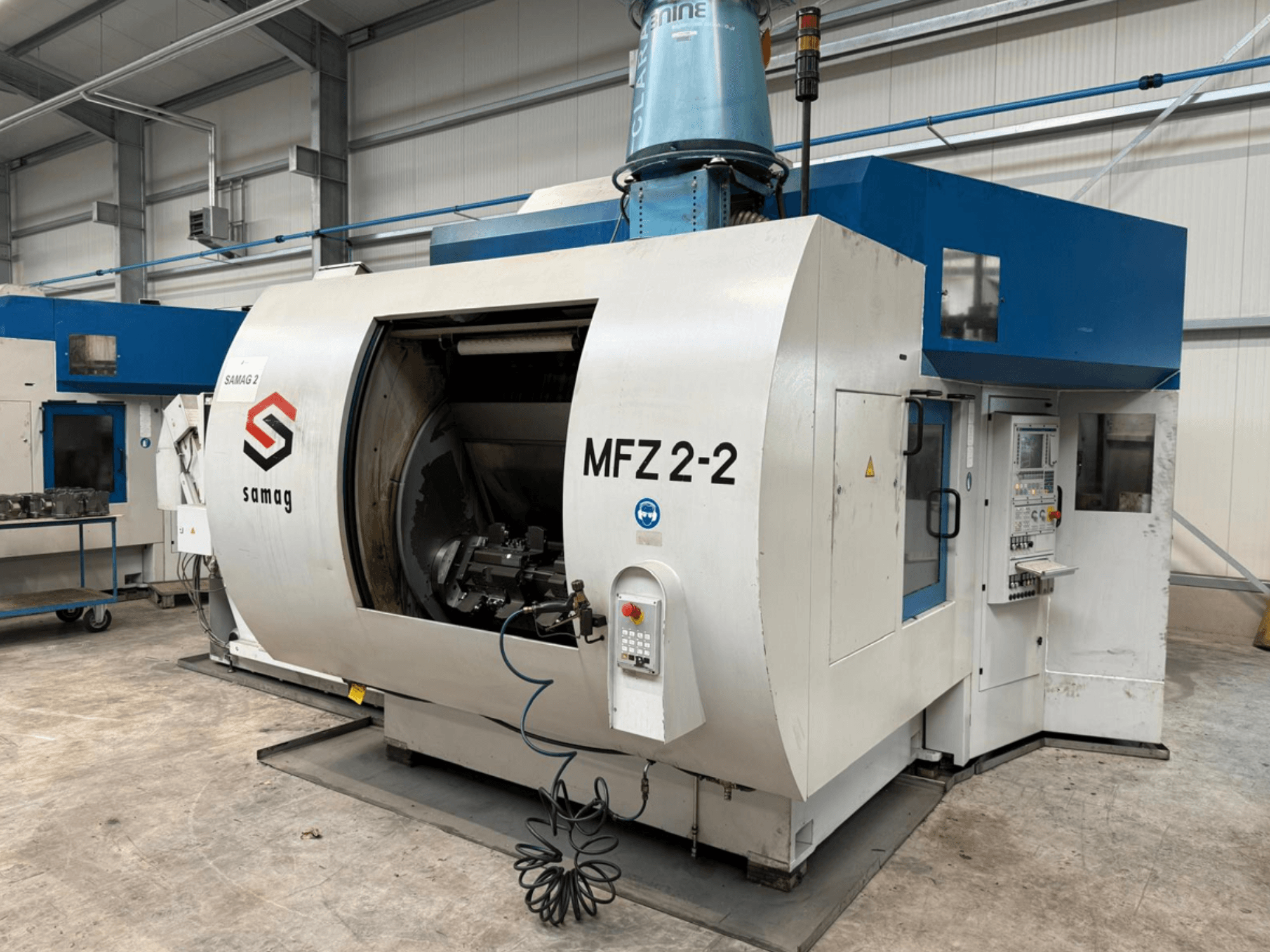 Frézka Samag MFZ 2-2 v bočním pohledu, s velkou otevřenou komorou a ovládacím panelem s různými tlačítky a knoflíky.