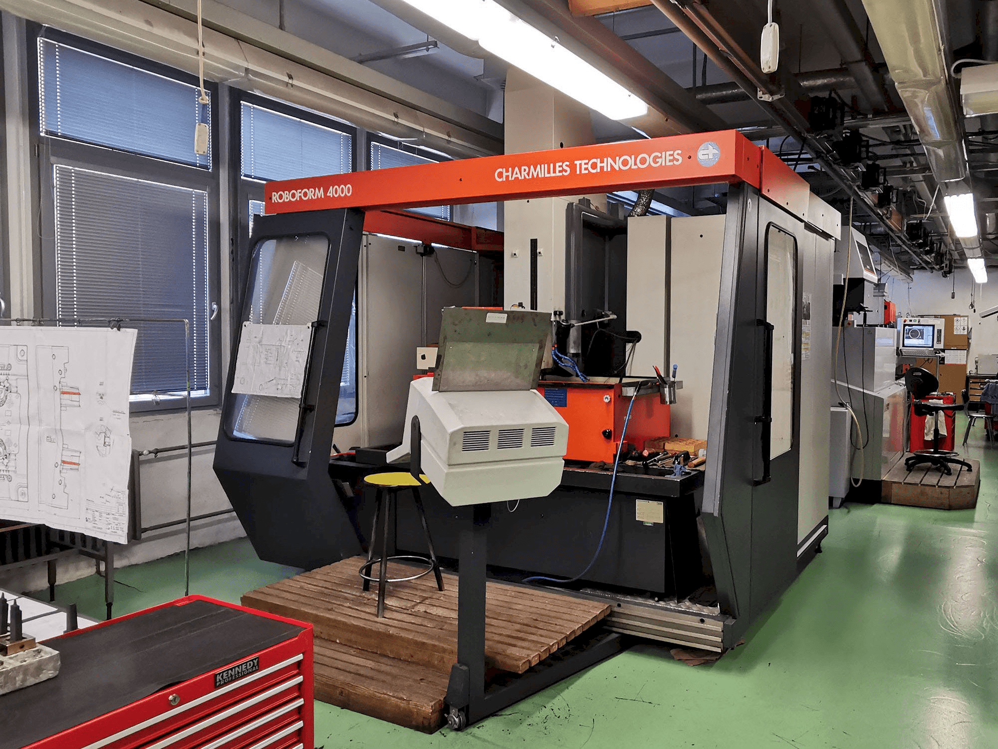 Čelní pohled na CHARMILLES Roboform 4000 stroj