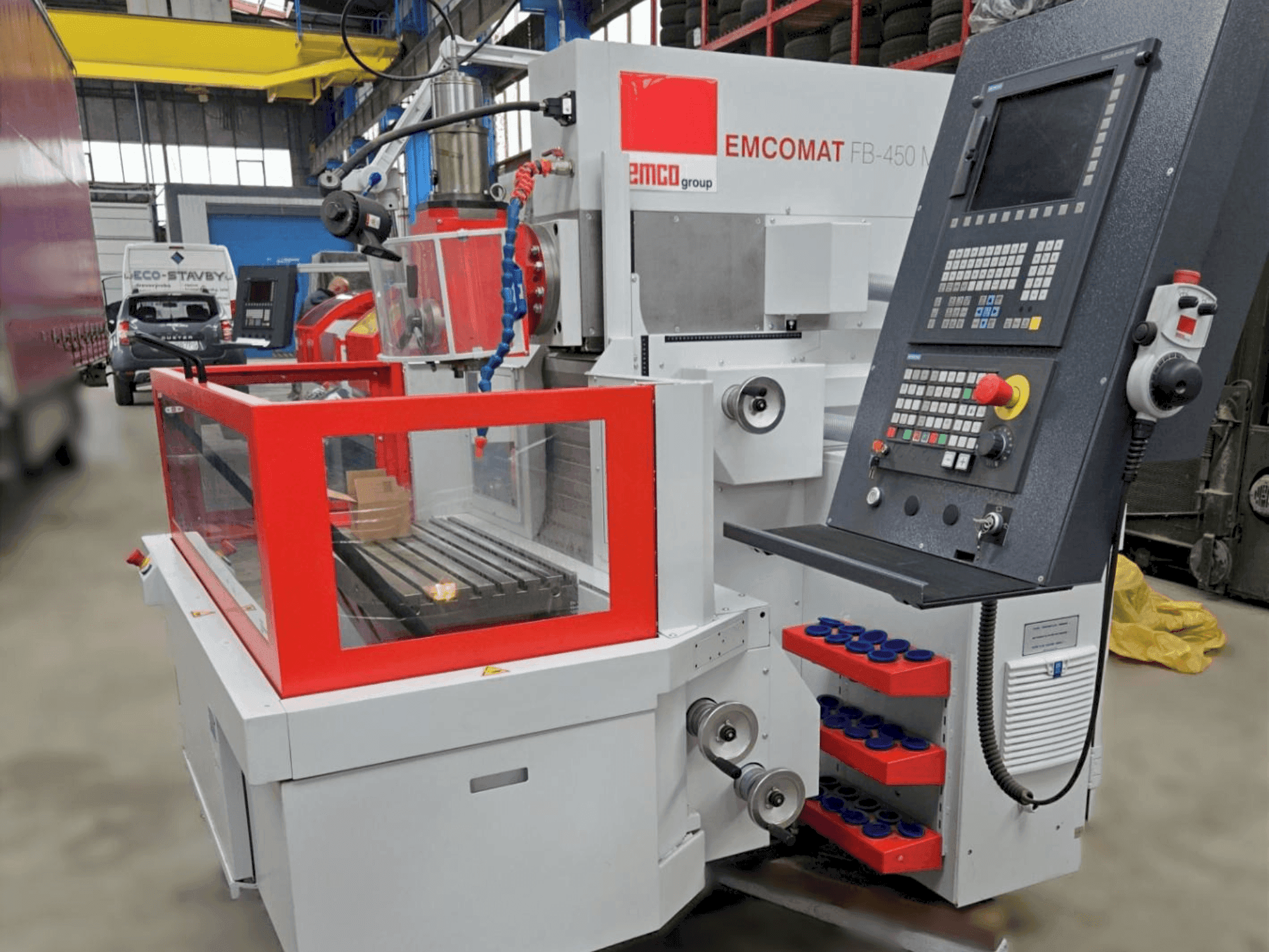 Čelní pohled na EMCO Emcomat FB-450 MC stroj