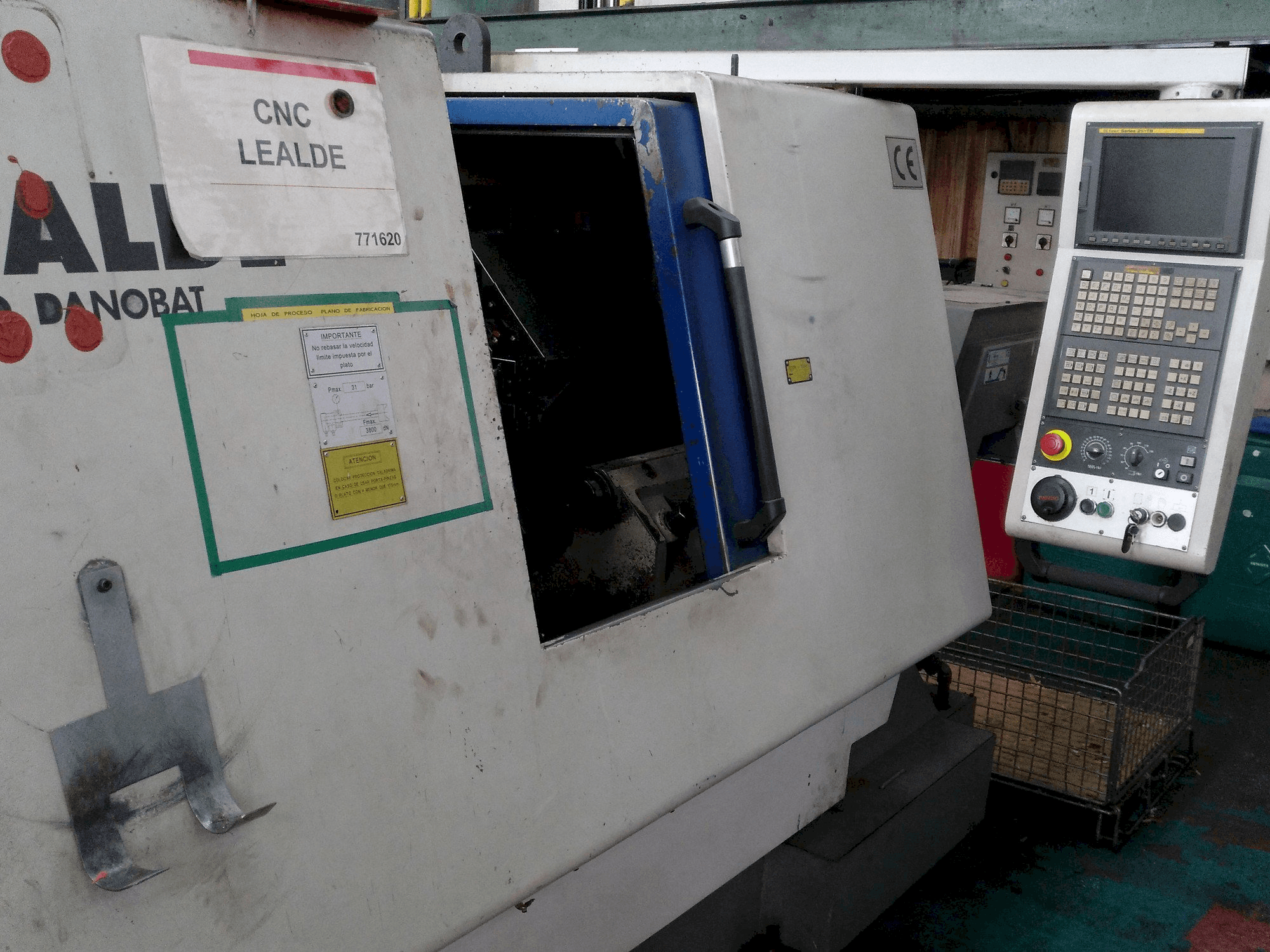 Čelní pohled na Lealde TNC 10 stroj