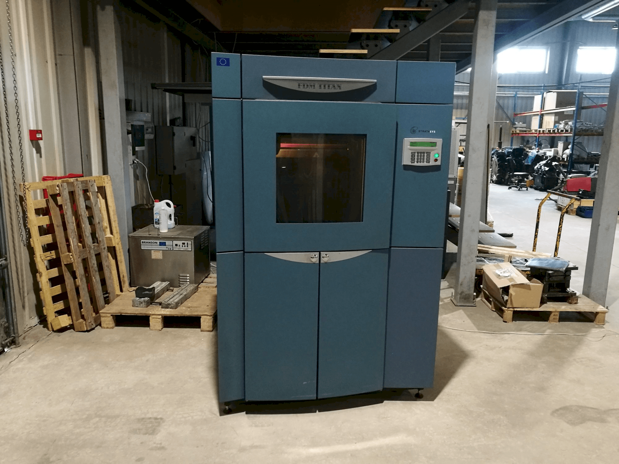 Čelní pohled na Stratasys FDM Titan stroj