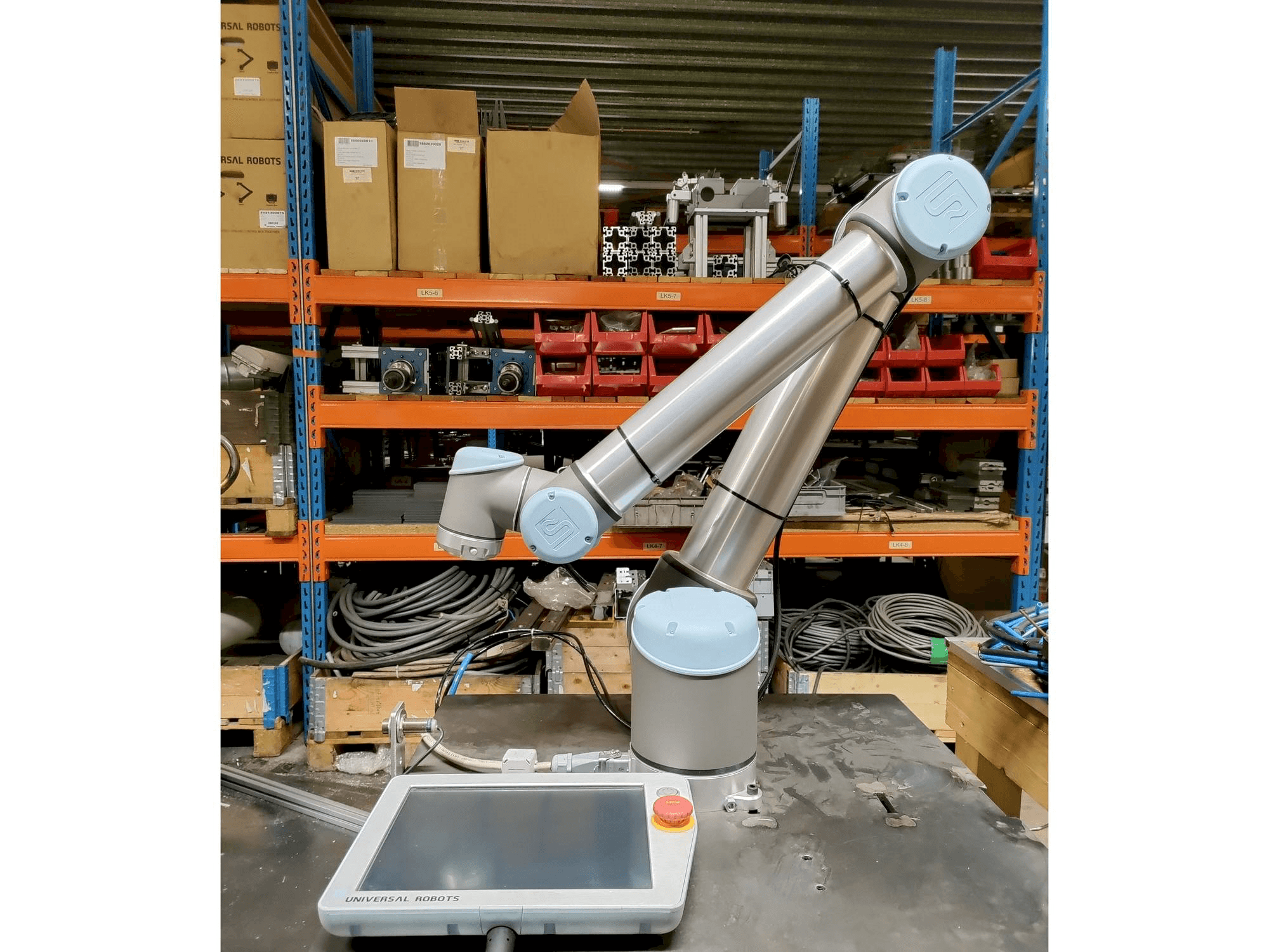 Čelní pohled na Universal Robots UR10 stroj