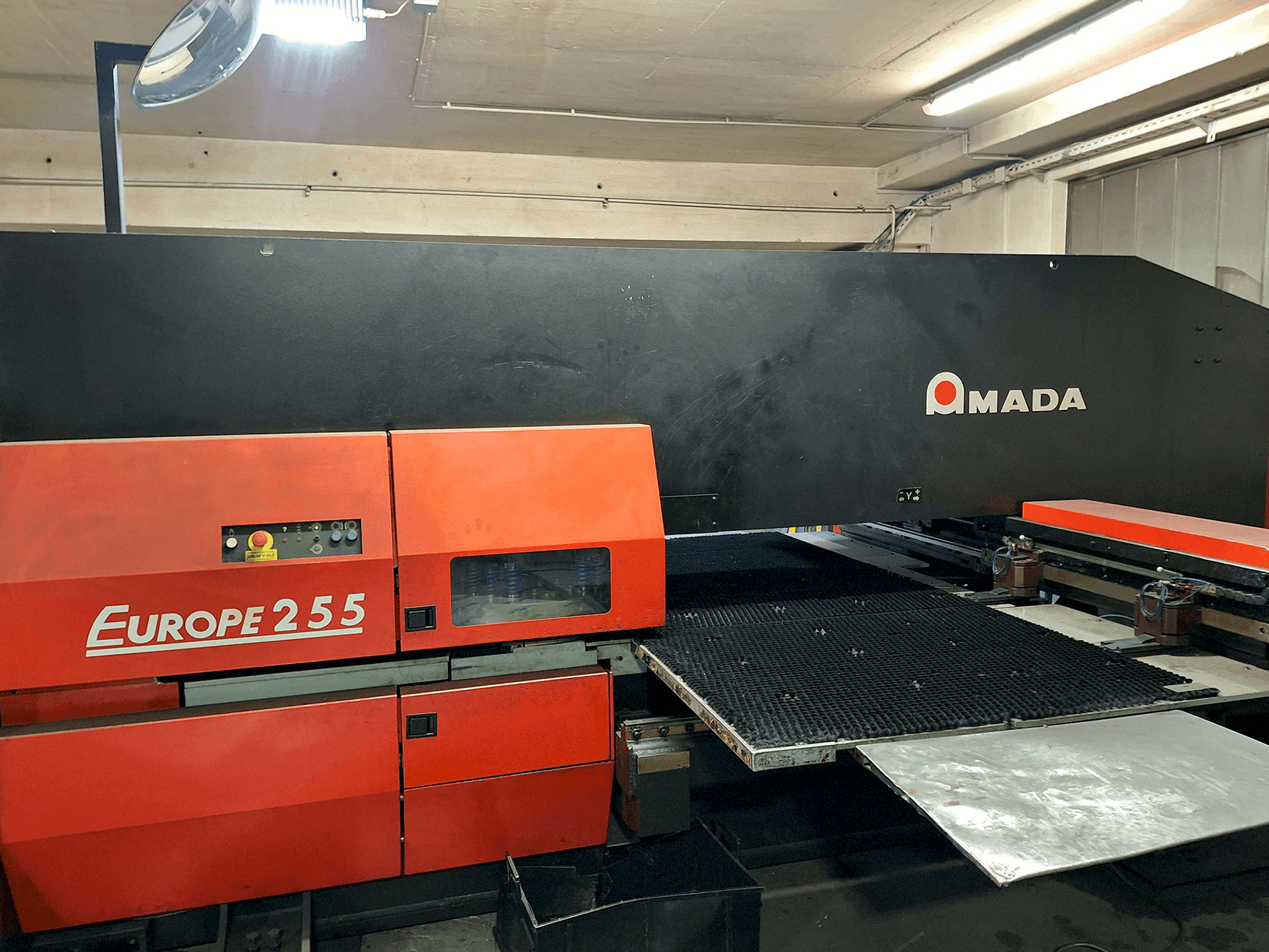 Čelní pohled na AMADA EUROPE 255 CNC stroj