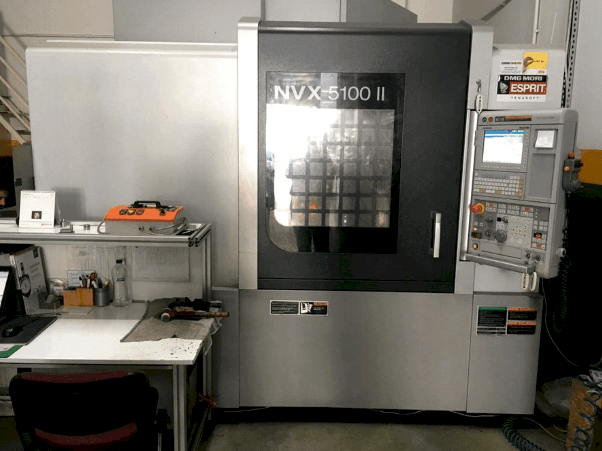 Čelní pohled na DMG Mori Seiki NVX-5100 II stroj
