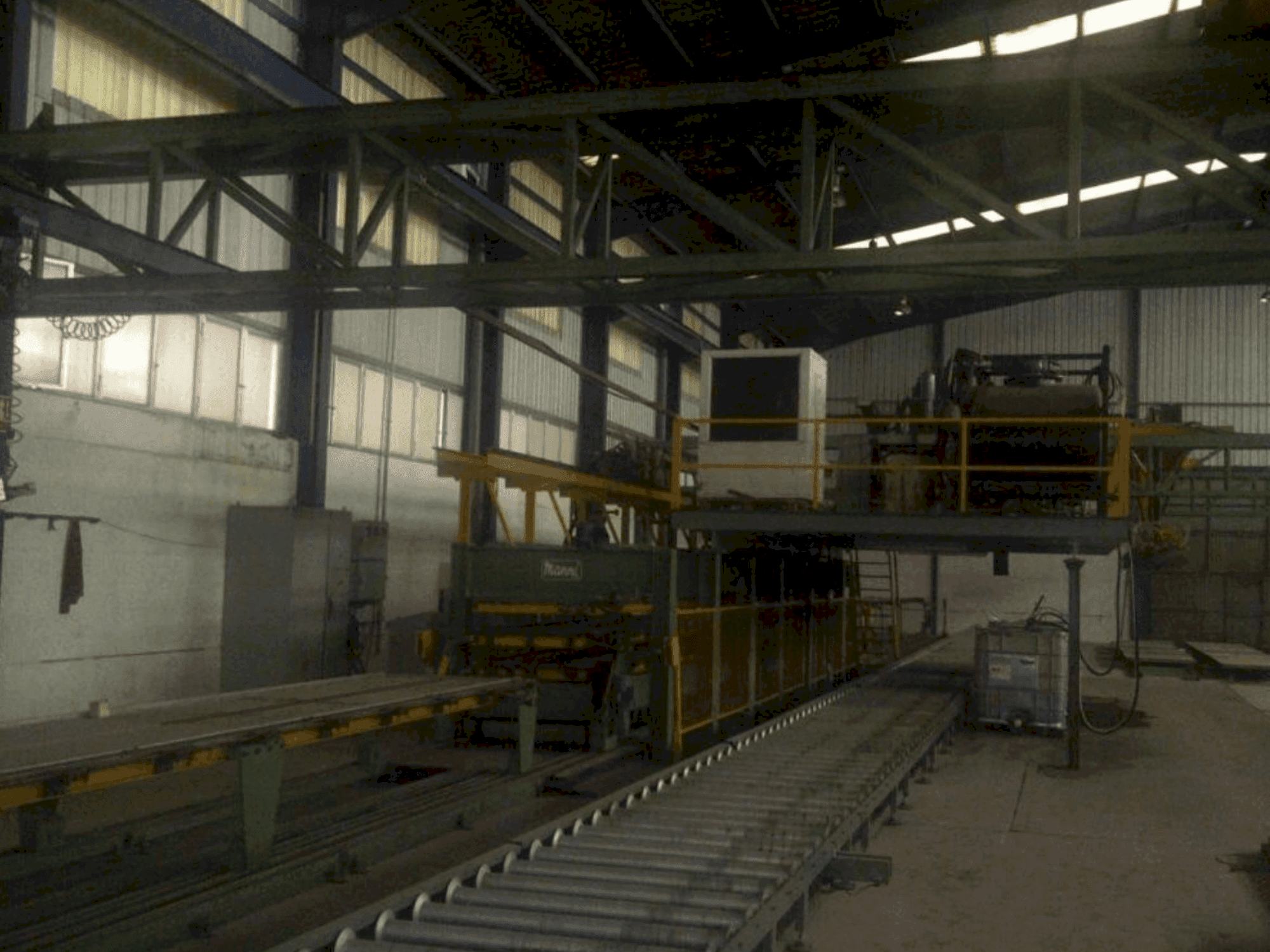 Čelní pohled na MANNI Sandwich Panel Production Line stroj