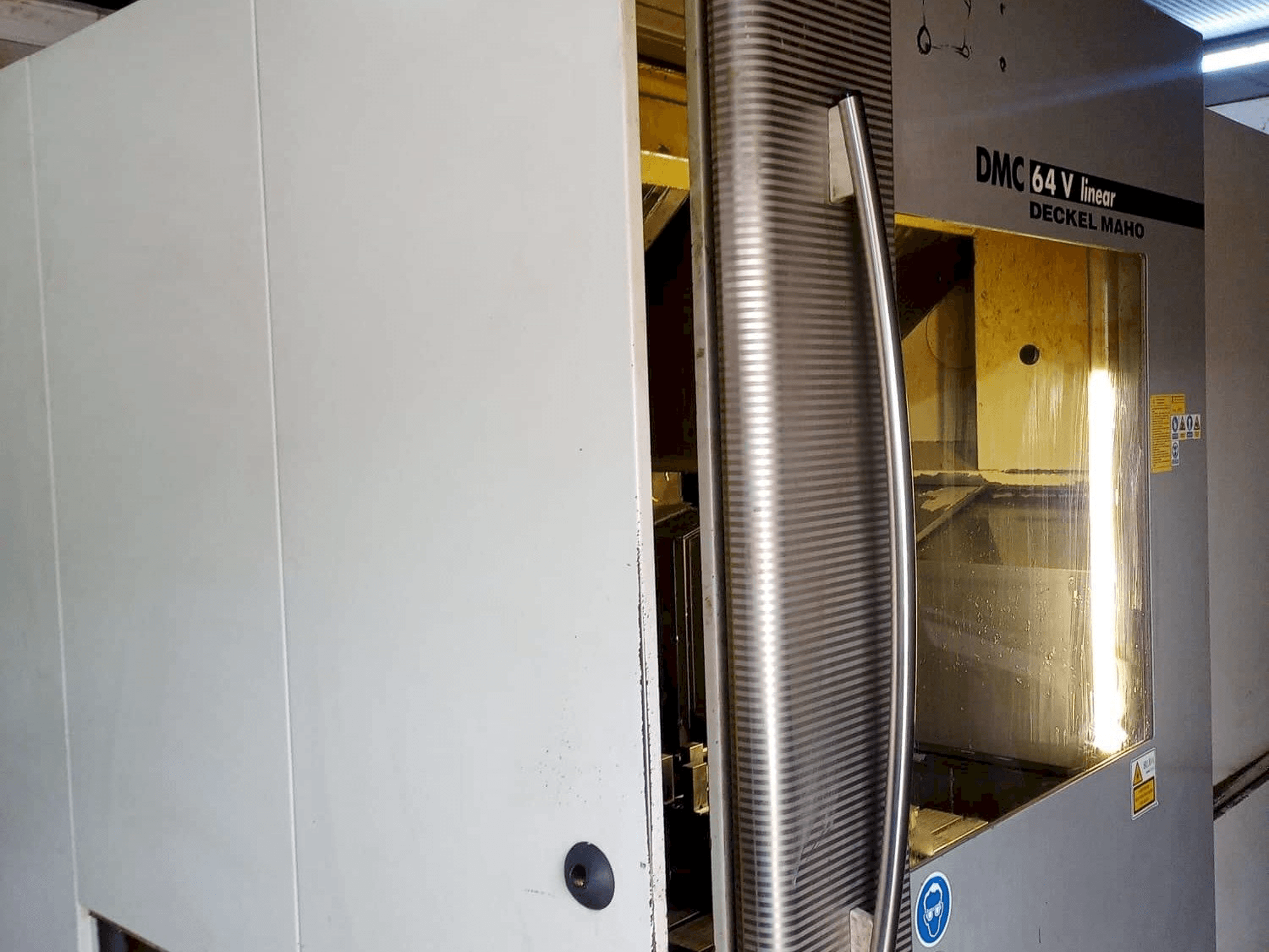Čelní pohled na DECKEL MAHO 64v Linear stroj