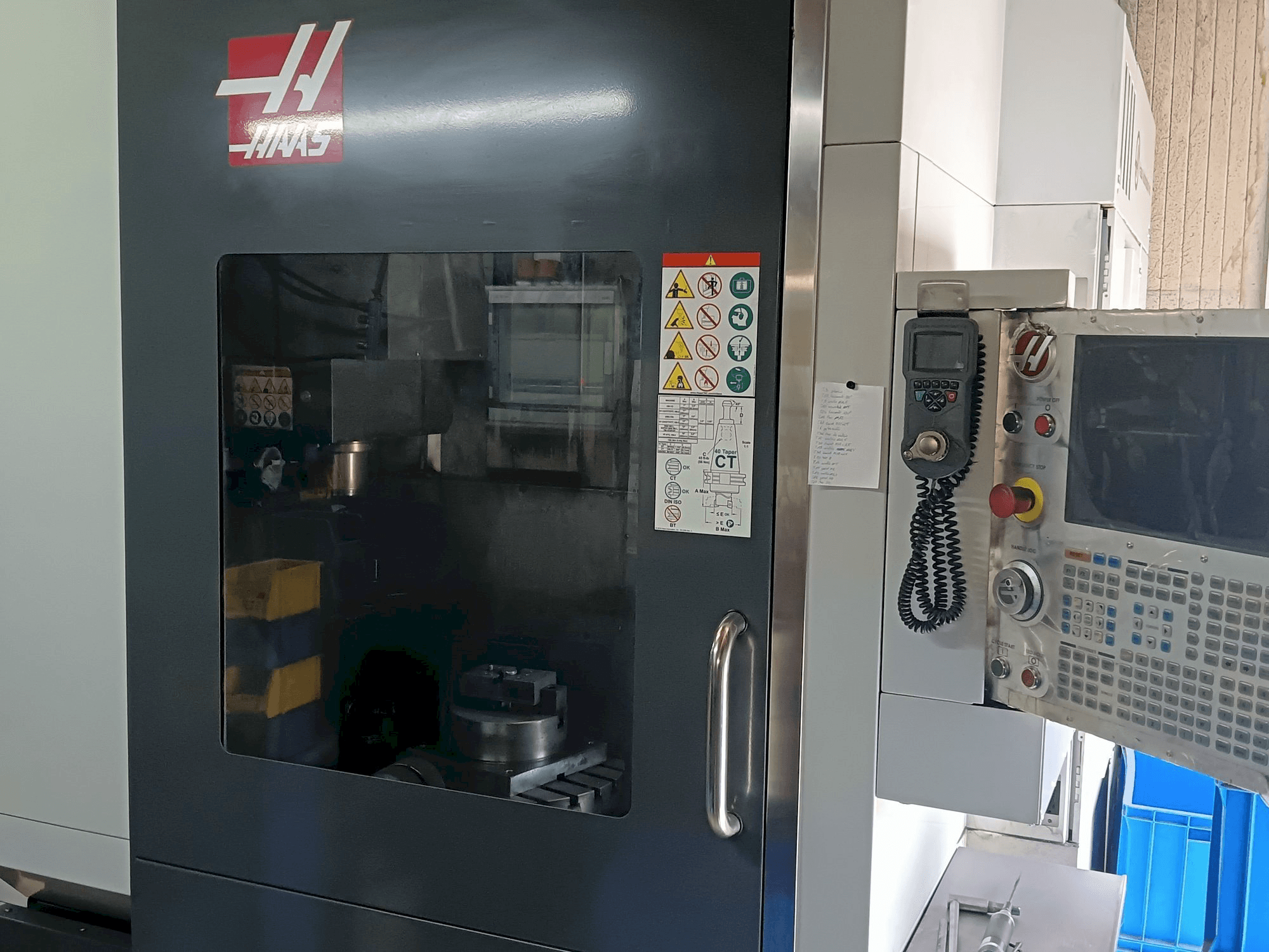 Čelní pohled na HAAS UMC 750 stroj