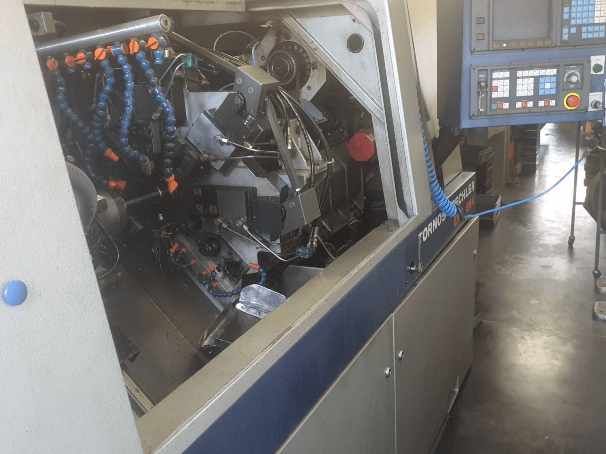 Čelní pohled na Tornos-Bechler ENC 264 stroj