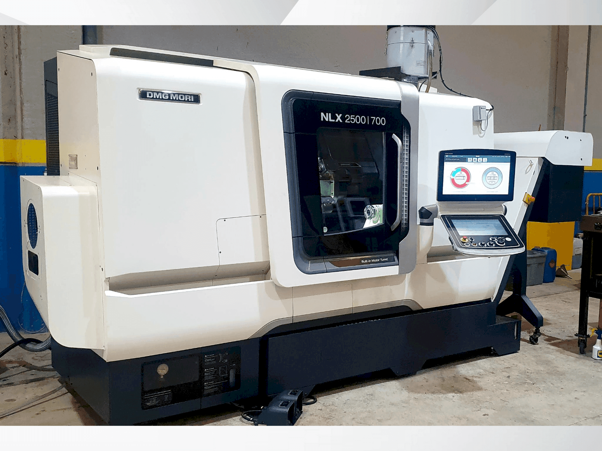 Čelní pohled na DMG MORI NLX2500Y/700 stroj