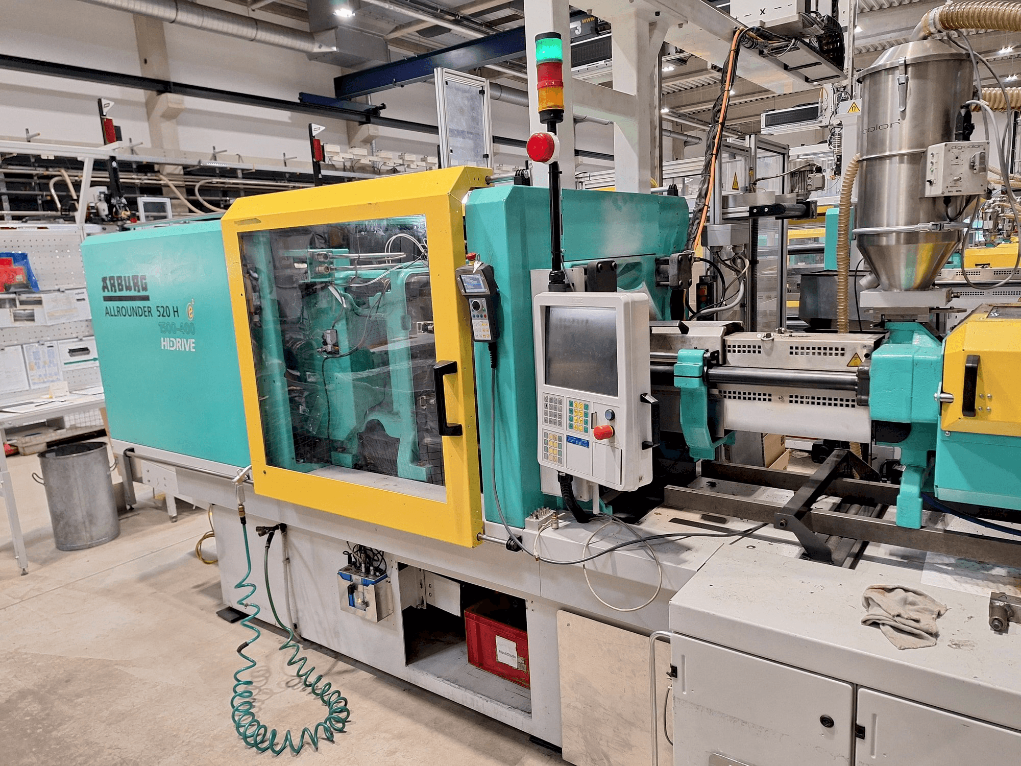Čelní pohled na Arburg 520 H 1500-400 (2013) stroj