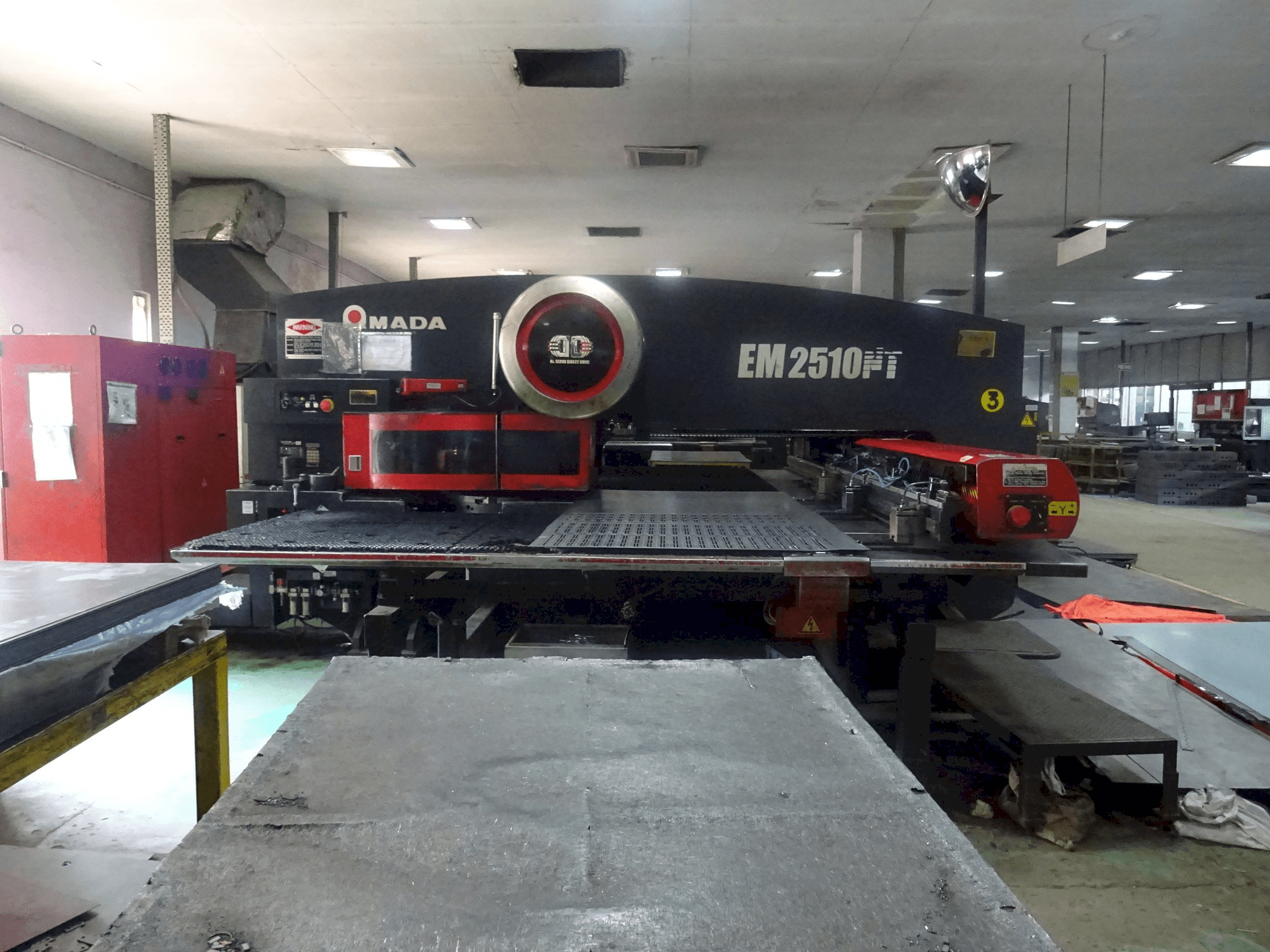 Čelní pohled na AMADA EM 2510 NT stroj
