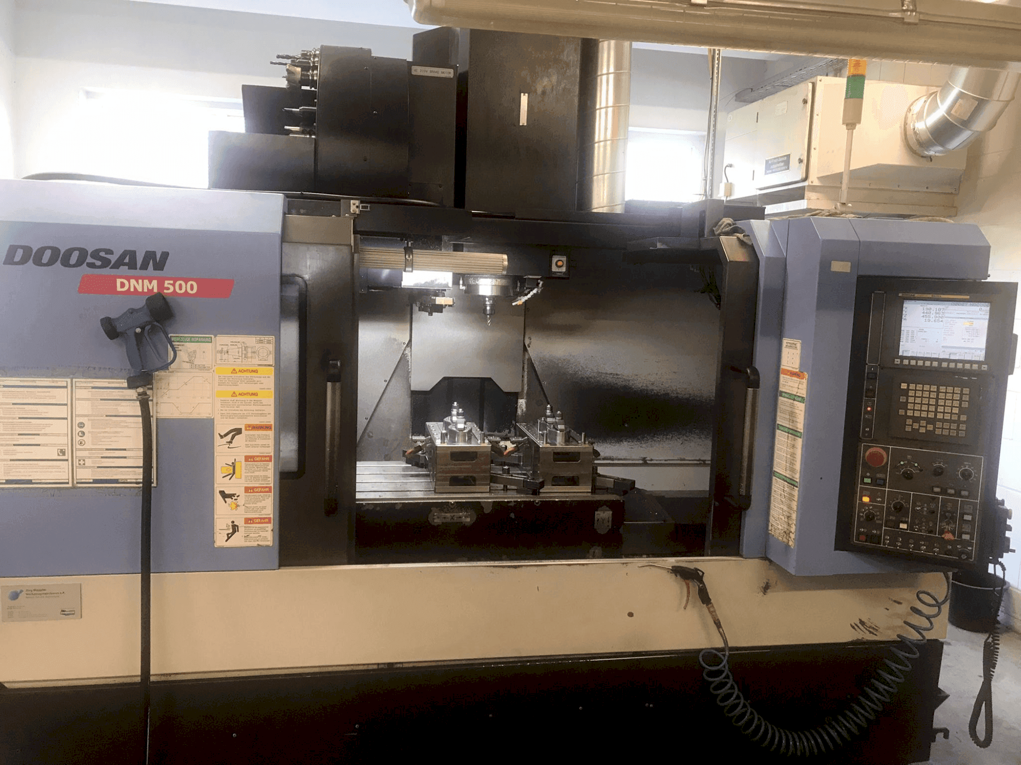Čelní pohled na DOOSAN DNM 500 stroj