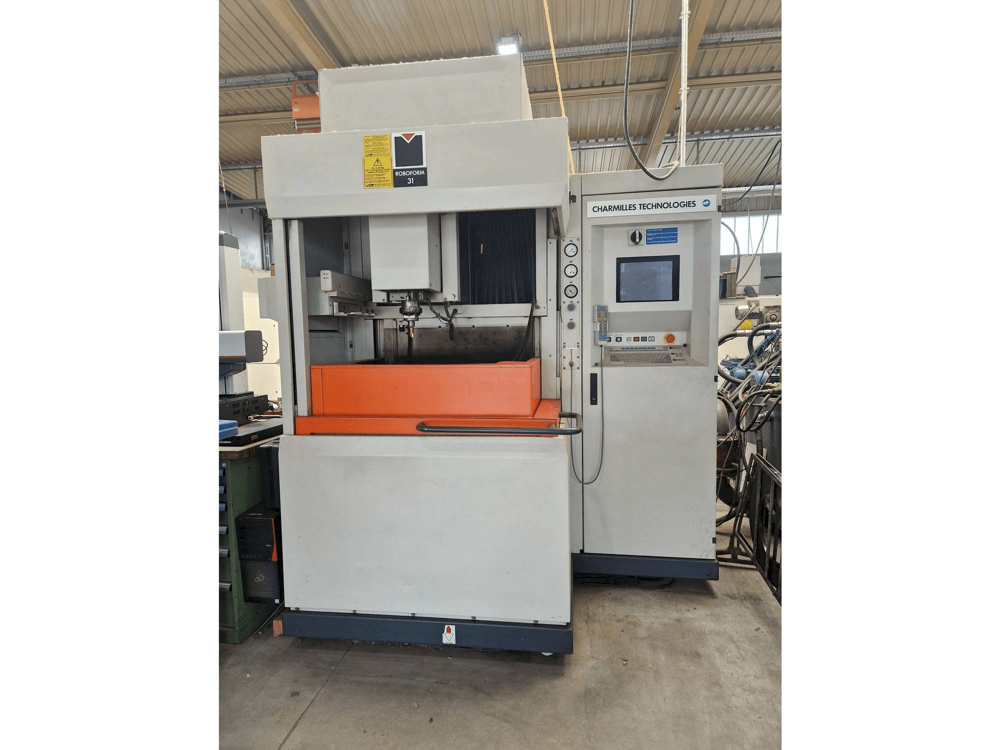 Čelní pohled na CHARMILLES Roboform 31 stroj