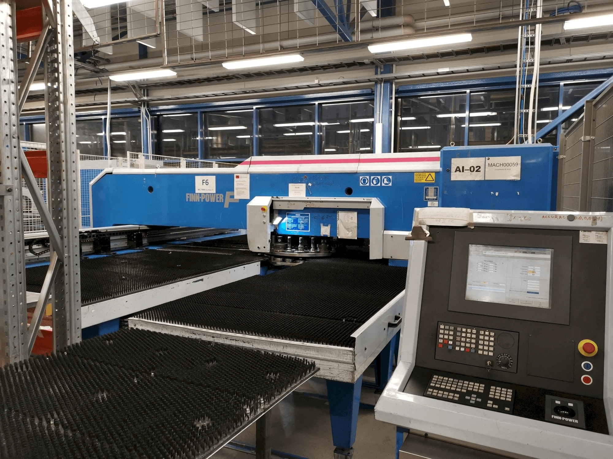 Čelní pohled na Finn-Power F6SU stroj