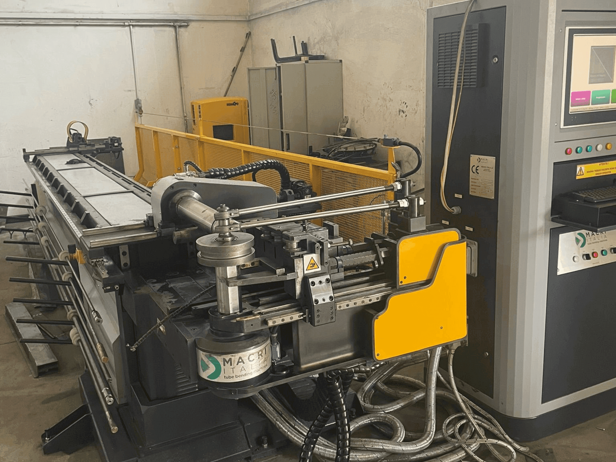 Čelní pohled na MACRI PROVAR 6-45 U-D stroj