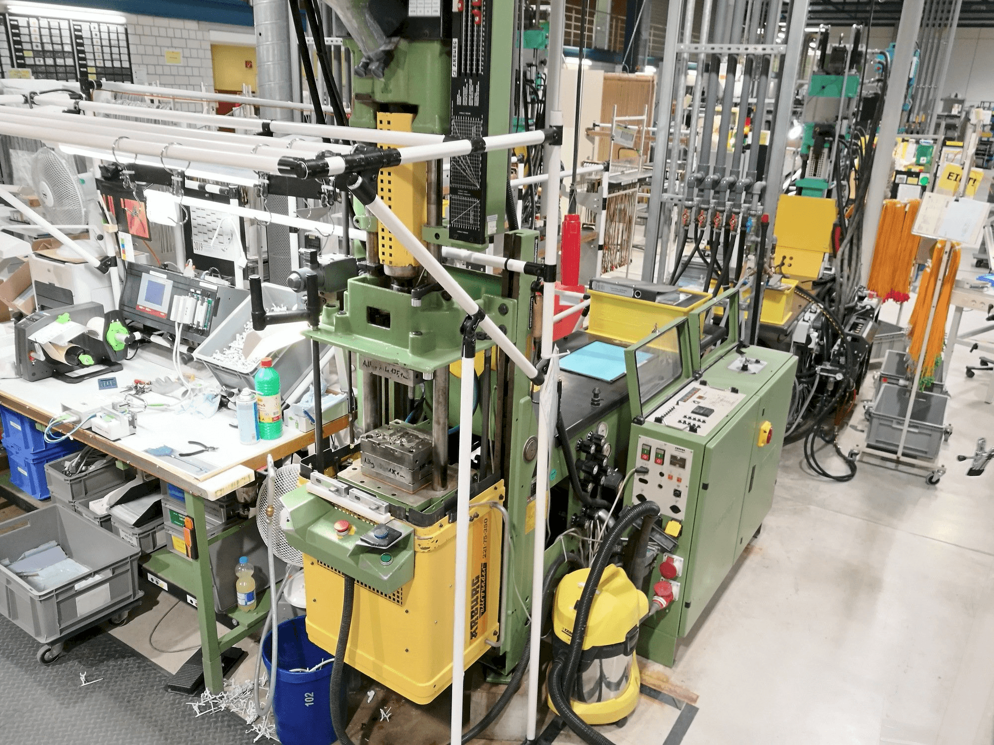 Čelní pohled na Arburg 221-75-350 stroj