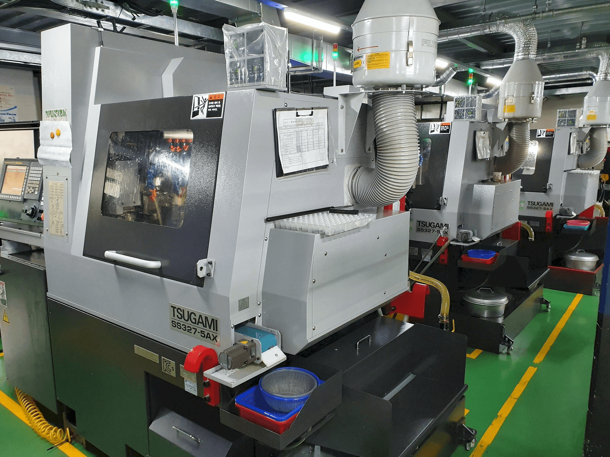 Čelní pohled na TSUGAMI SS327-5AX stroj