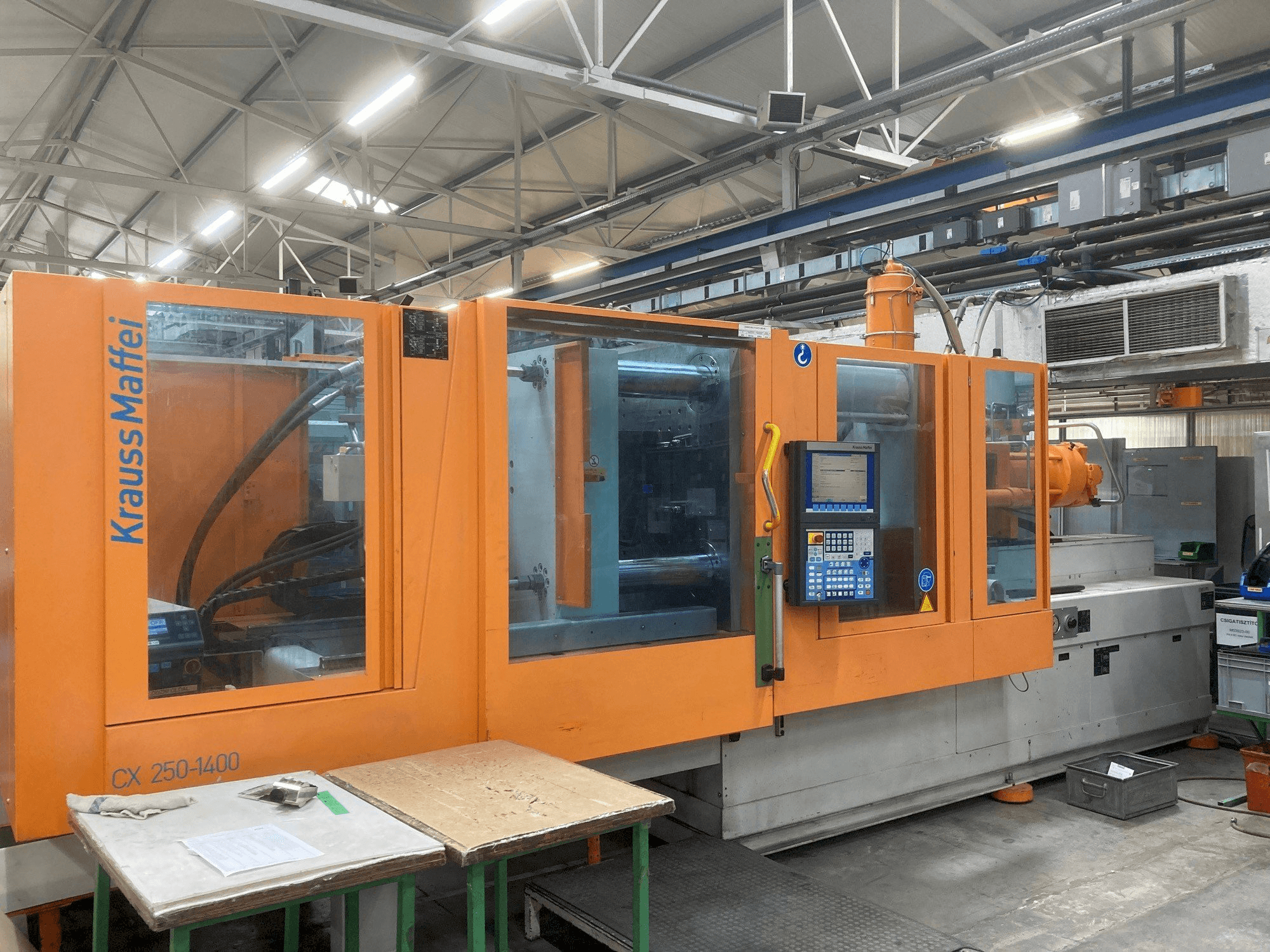 Čelní pohled na Krauss Maffei KM 250-400 CX stroj