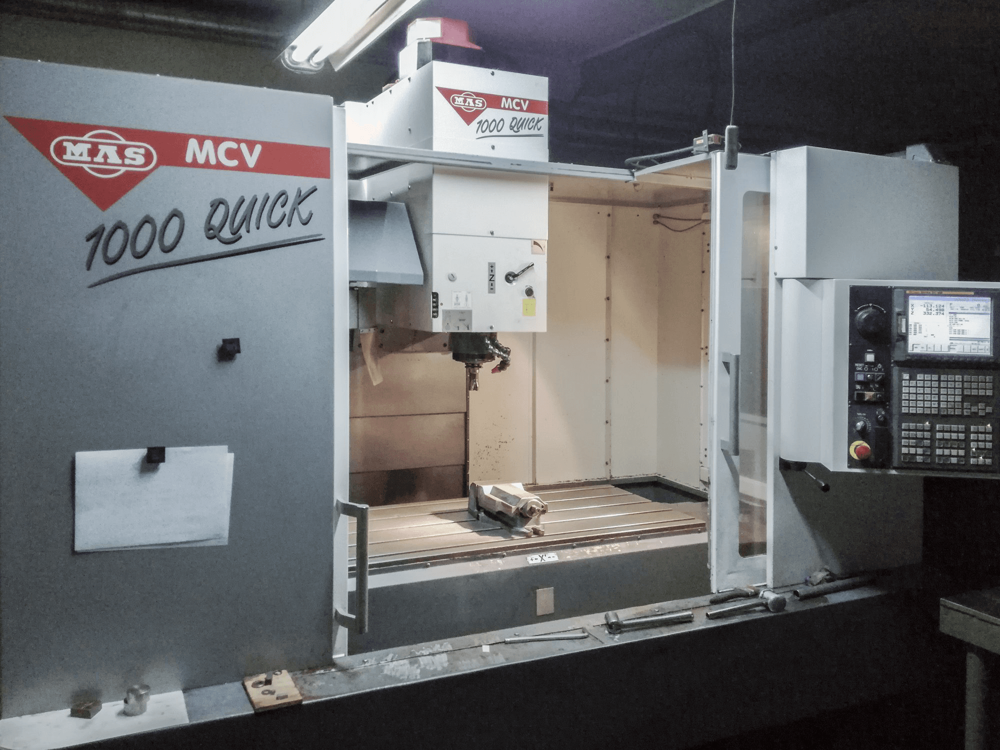 Levý pohled na KOVOSVIT MAS MCV 1000 QUICK stroj