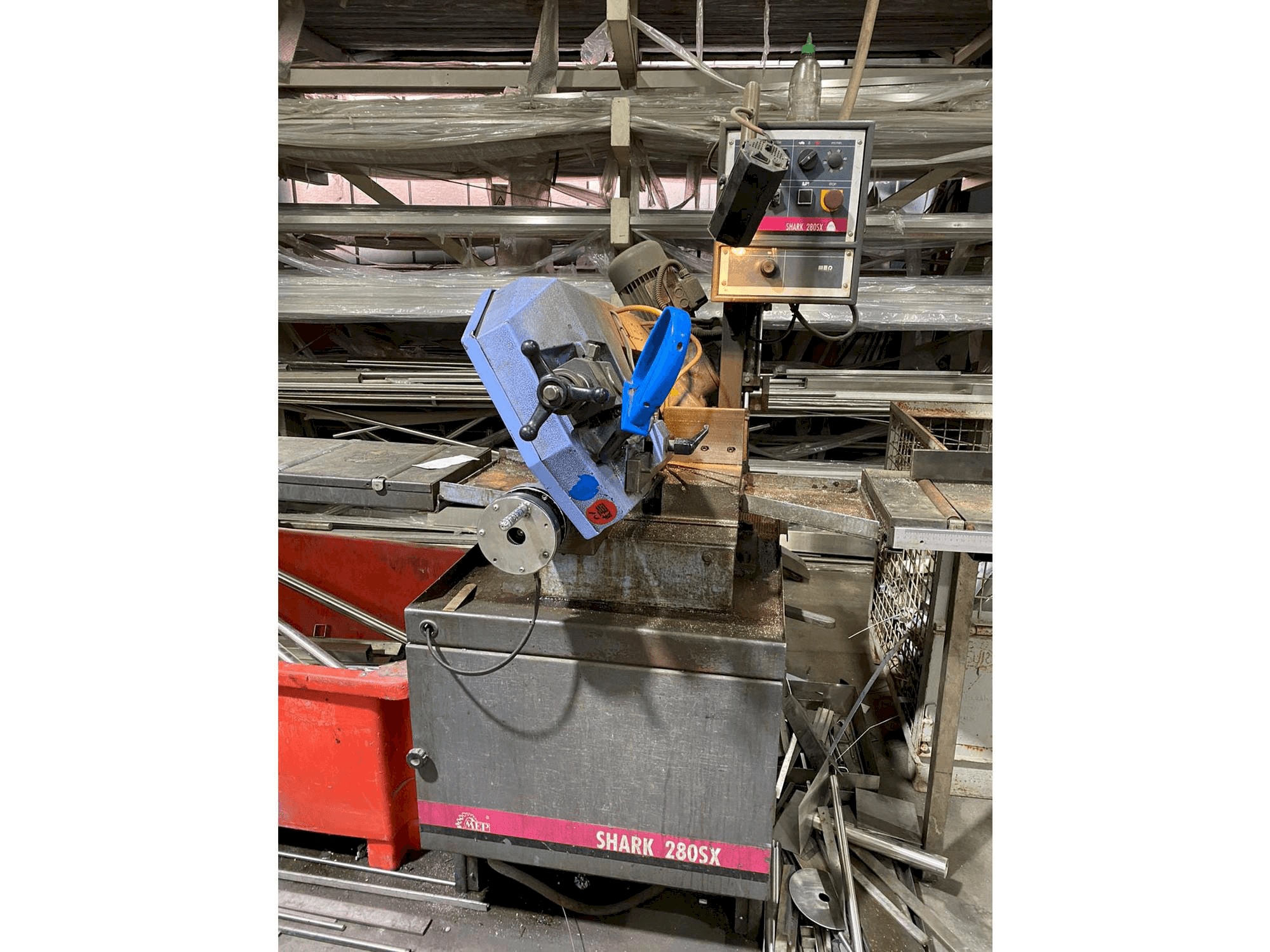 Čelní pohled na Nisshinbo MAP-750 stroj