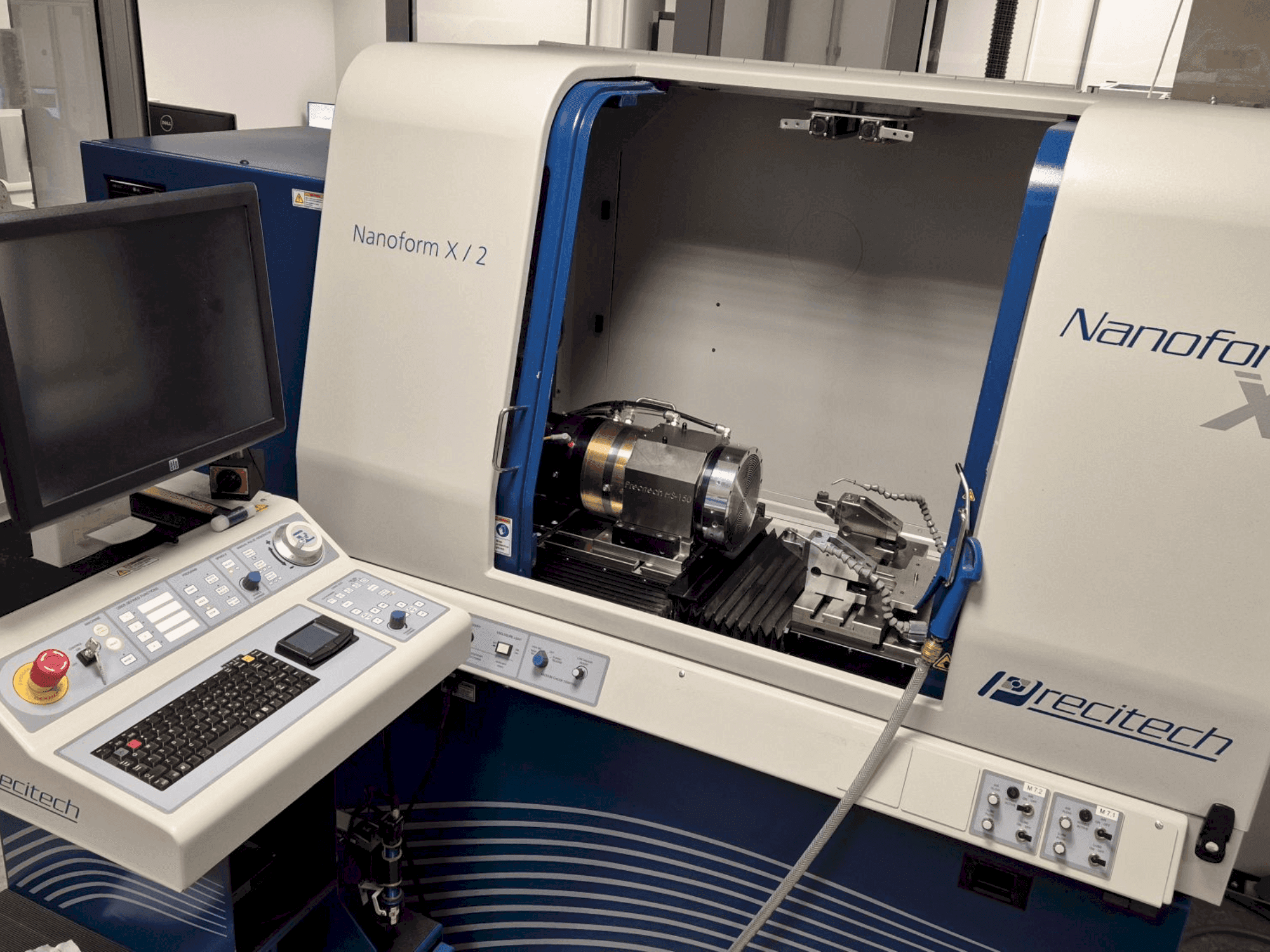 Čelní pohled na PRECITECH Nanoform X stroj