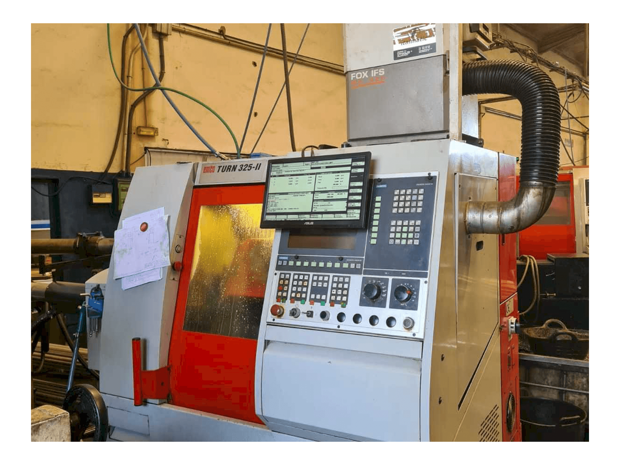 Čelní pohled na EMCO Turn 325-II stroj