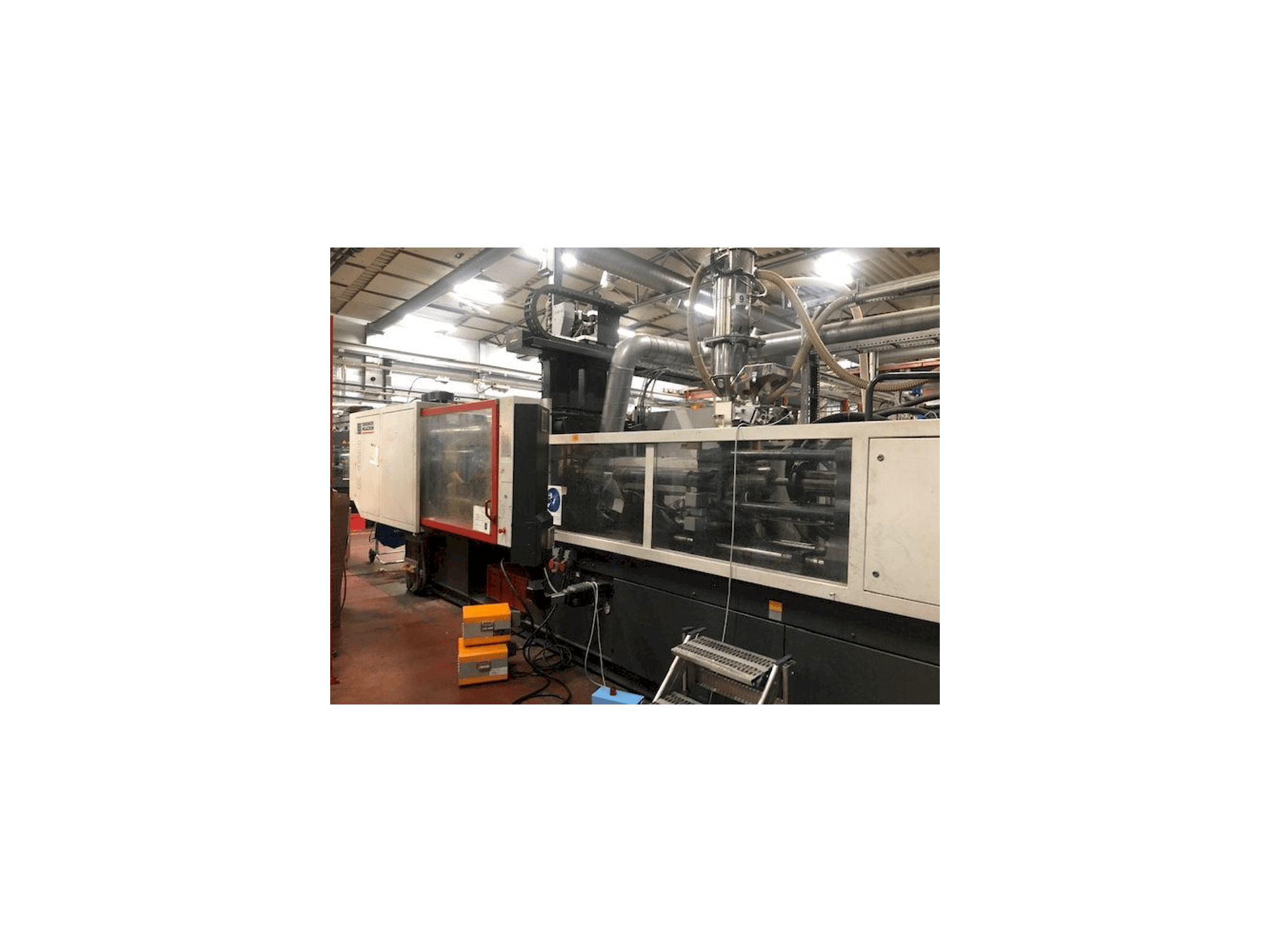 Čelní pohled na FERROMATIK MILACRON K320 stroj