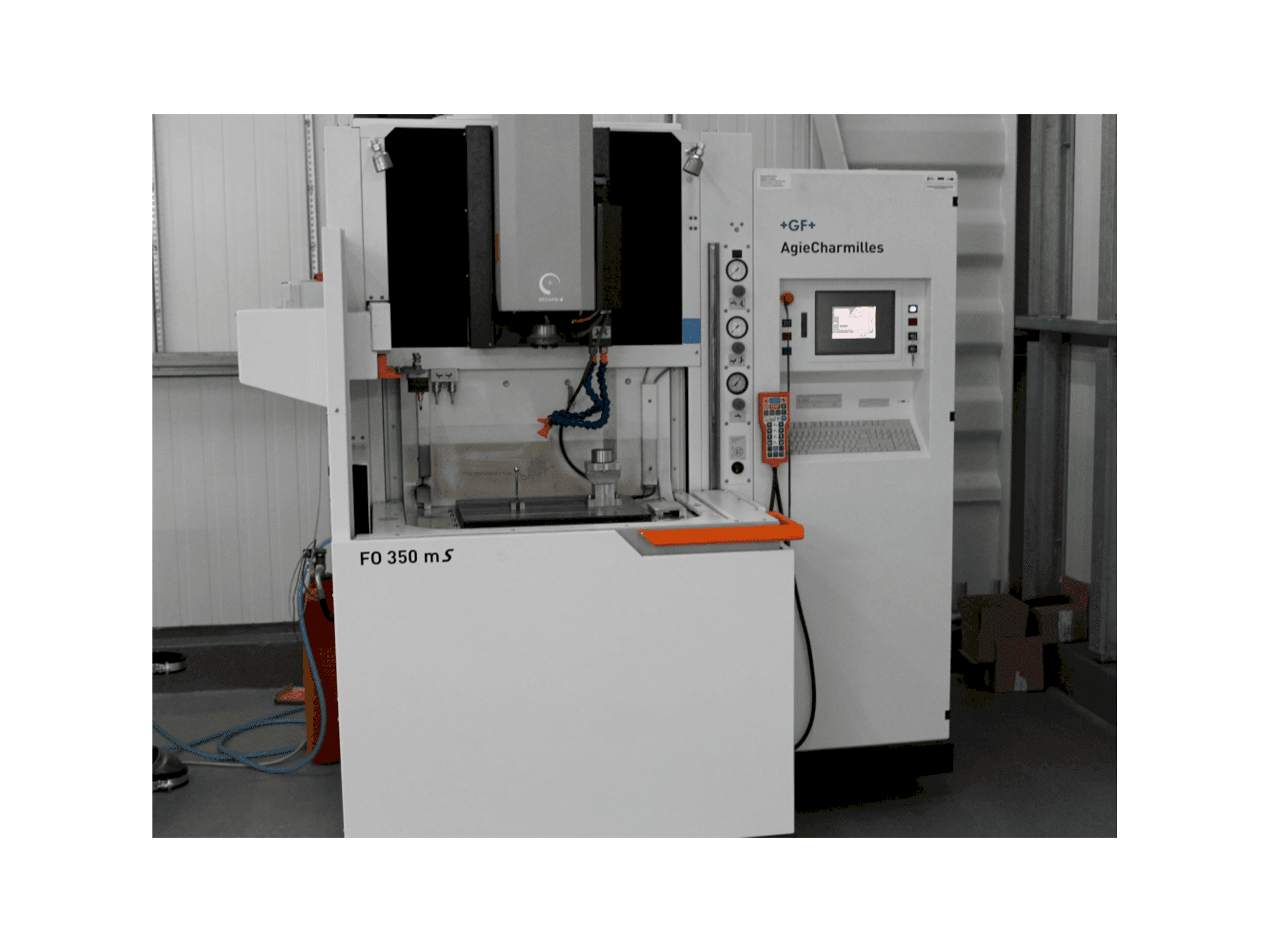 Čelní pohled na AgieCharmilles FO350MS stroj