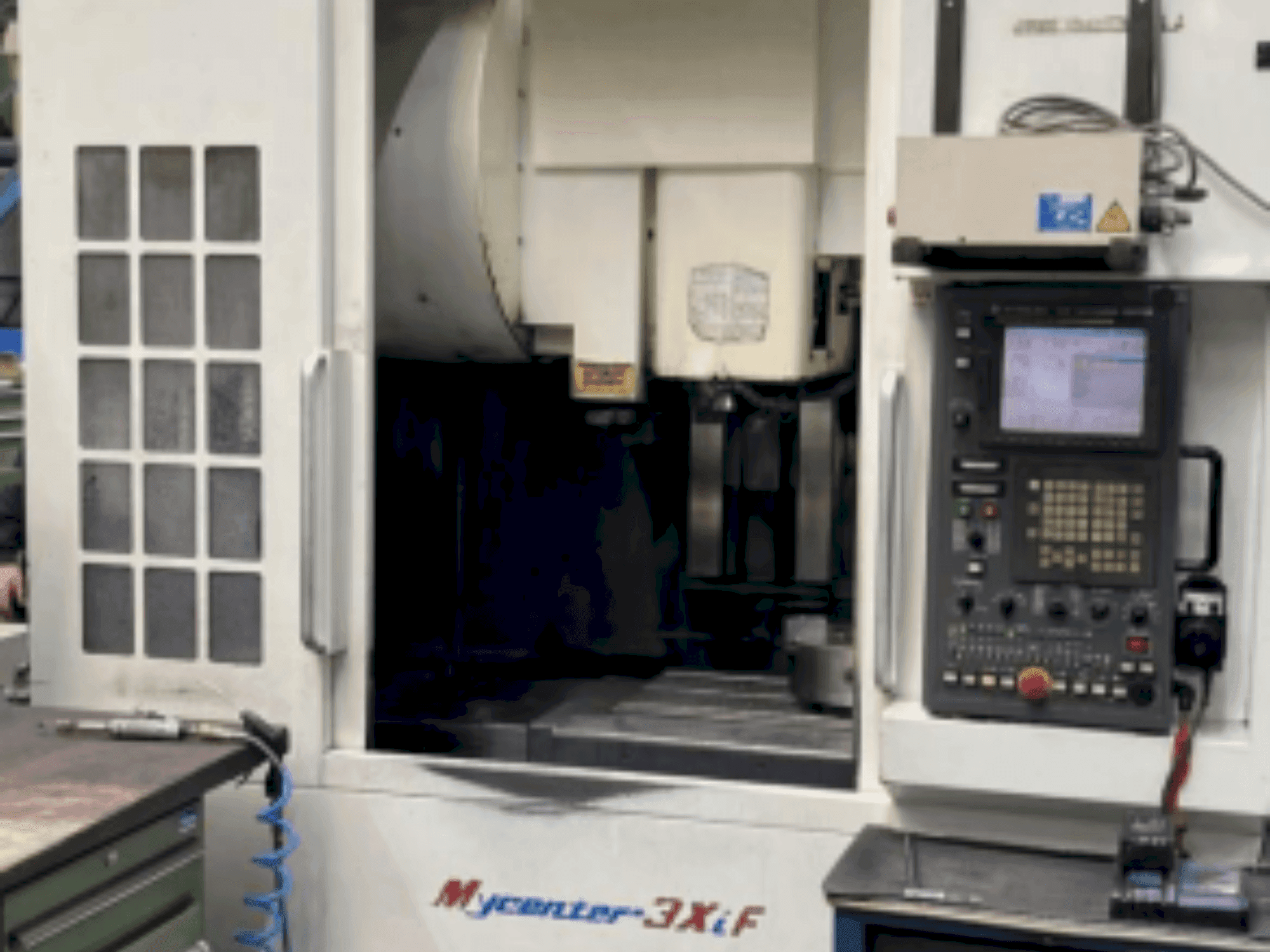 Čelní pohled na Kitamura 3XiF stroj