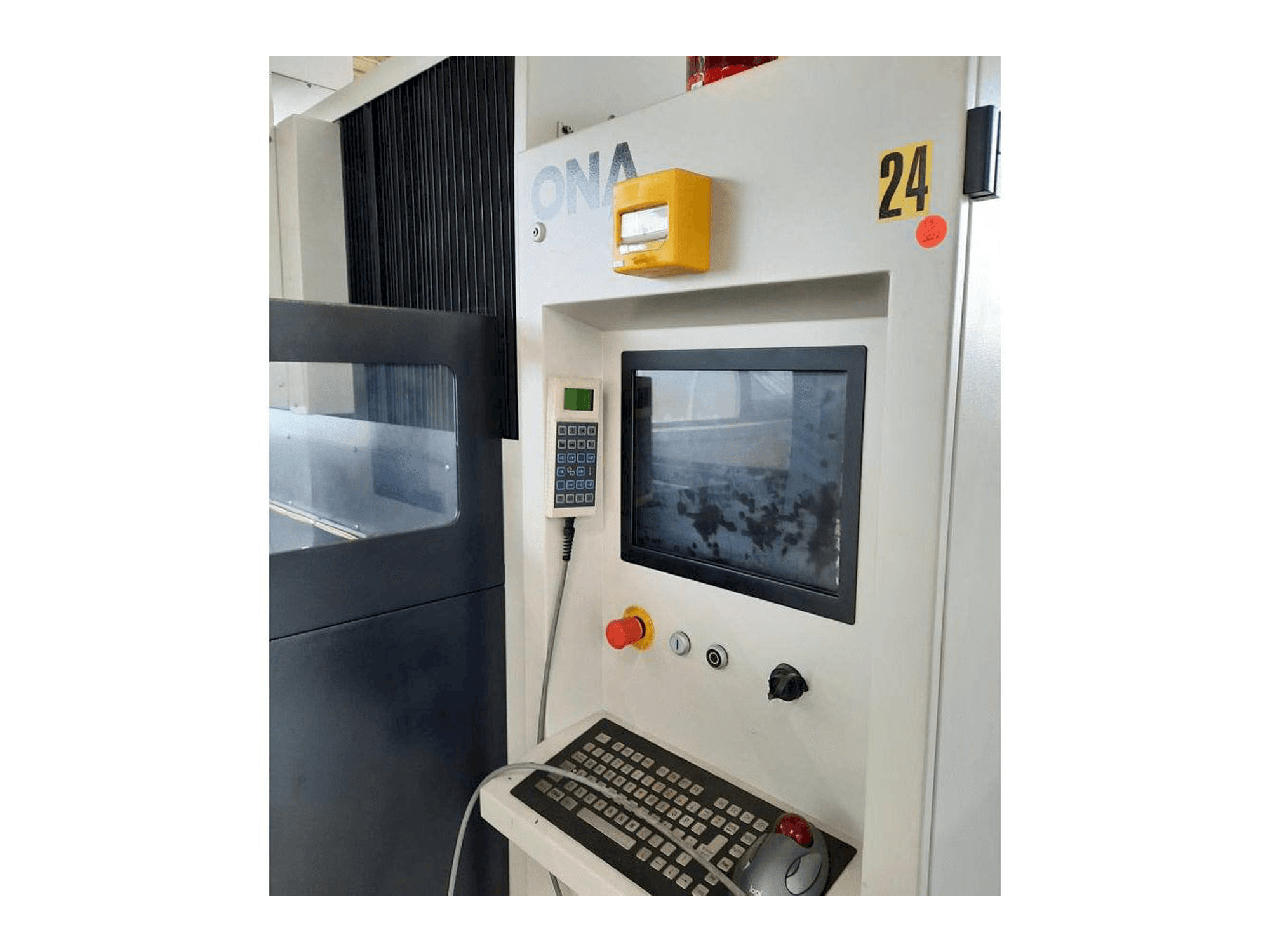 Čelní pohled na ONA NX4F stroj