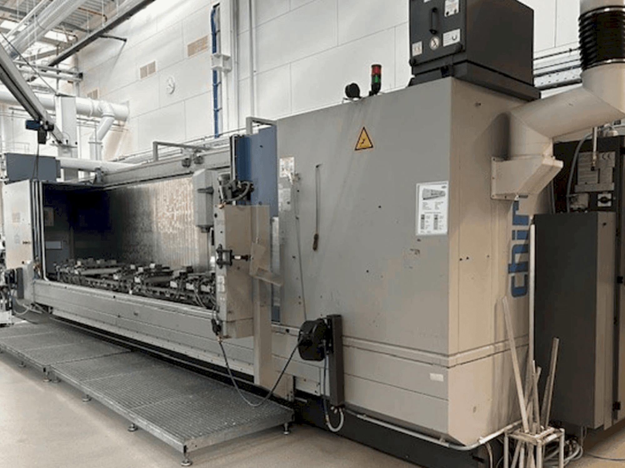 Čelní pohled na CHIRON Mill 6000 SK stroj