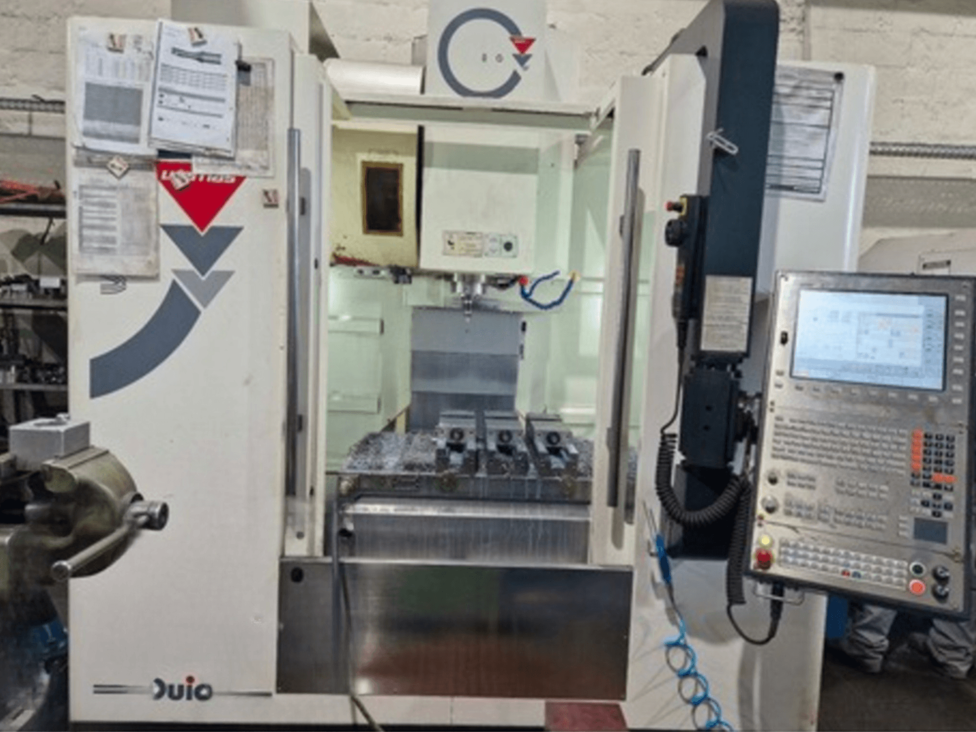 Pohled zepředu na vertikální obráběcí centrum WEMAS VZ 860 s ovládacím panelem a rozhraním CNC s přiloženými dokumenty.