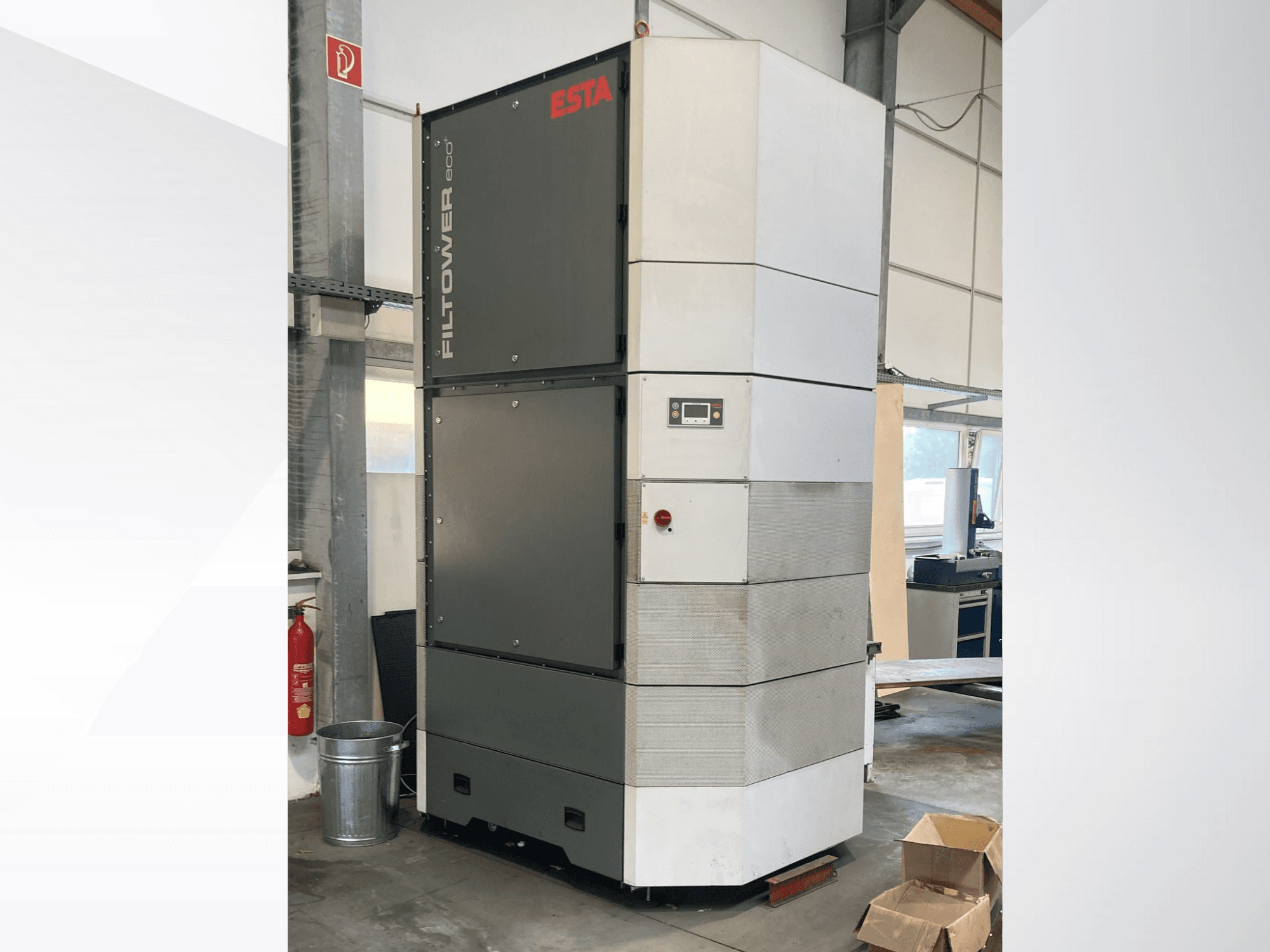 ESTA Filtower eco v šedobílé barvě, pohled zepředu, ovládací panel a větrací otvory. Vhodná pro průmyslovou filtraci vzduchu.