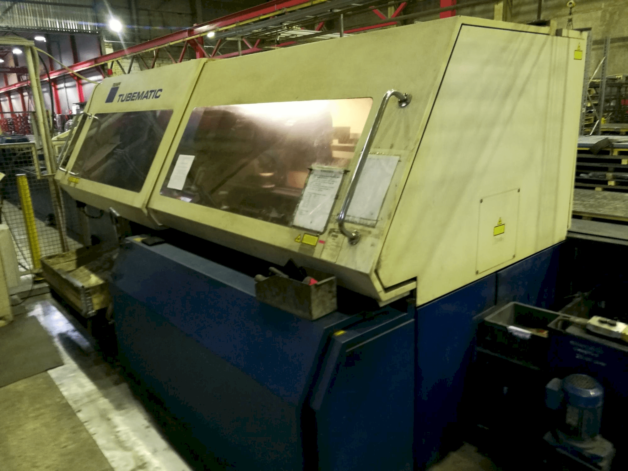 Pravý boční pohled na Trumpf Tubematic stroj