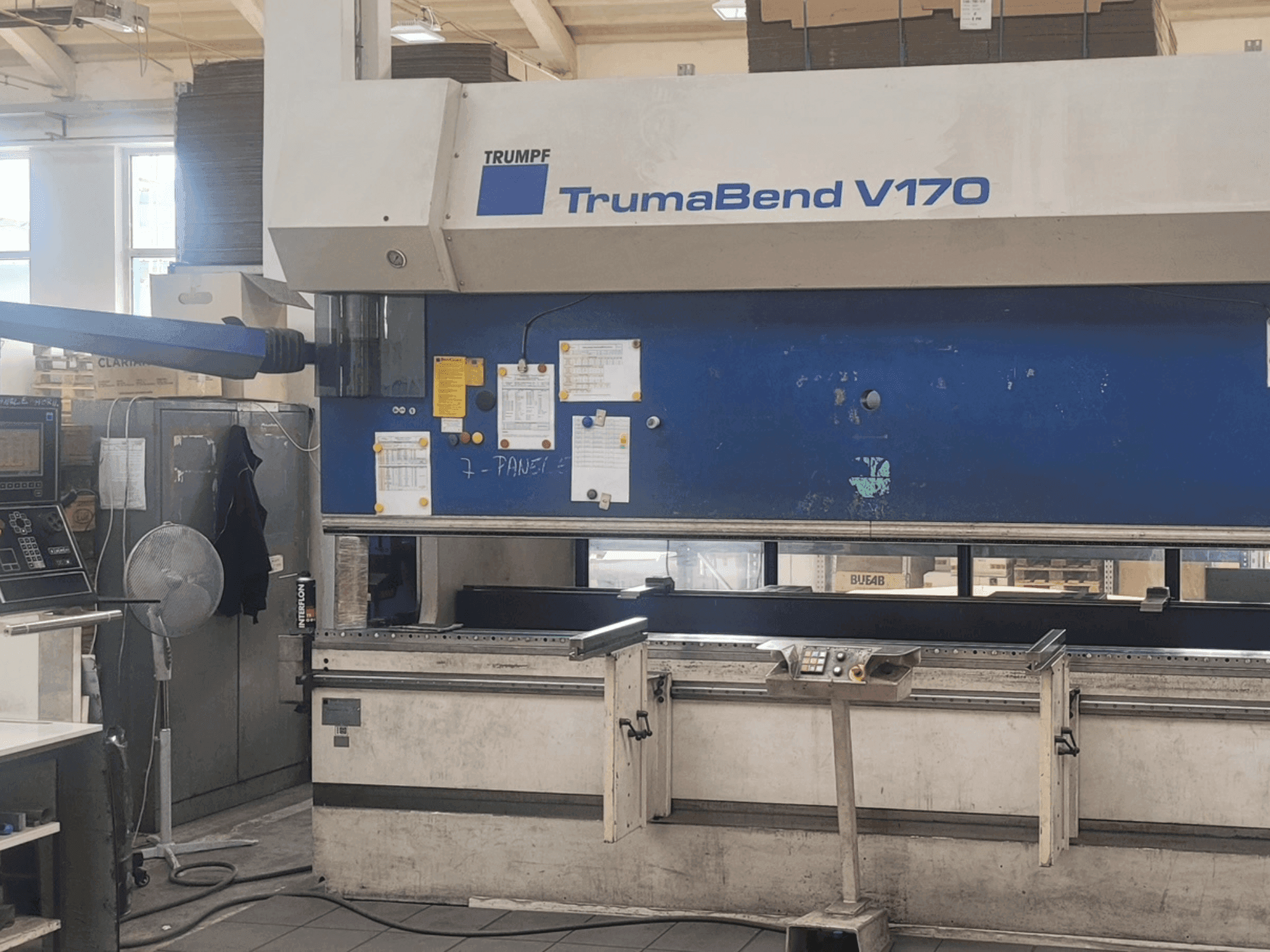 Čelní pohled na TRUMPF TrumaBend V170 stroj