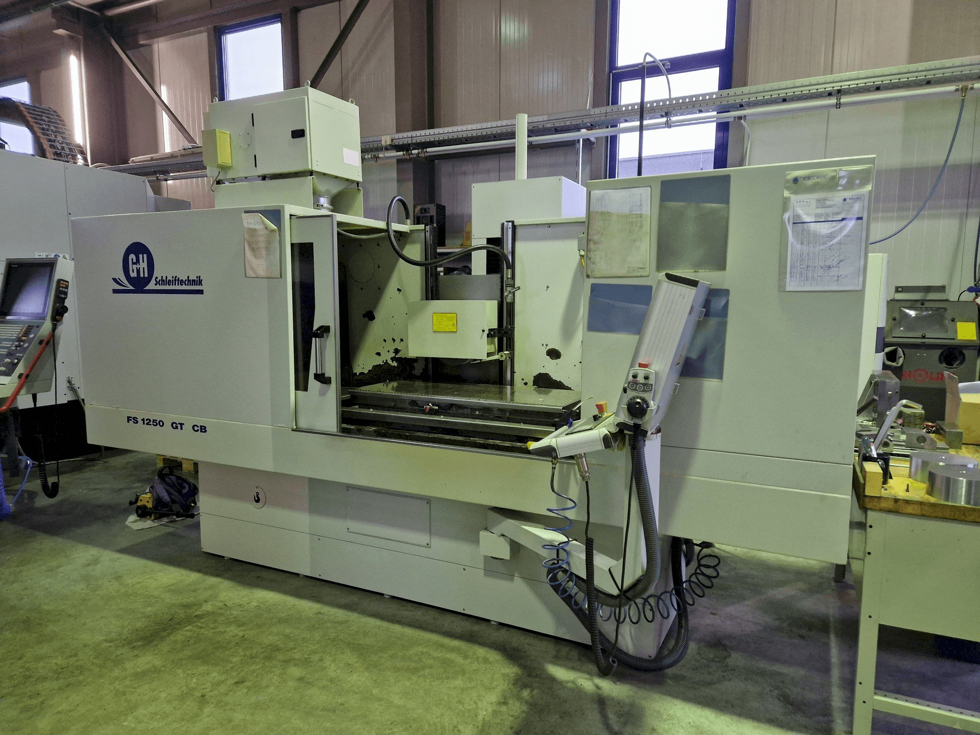 Čelní pohled na GEIBEL & HOTZ FS 1250 GT CB stroj