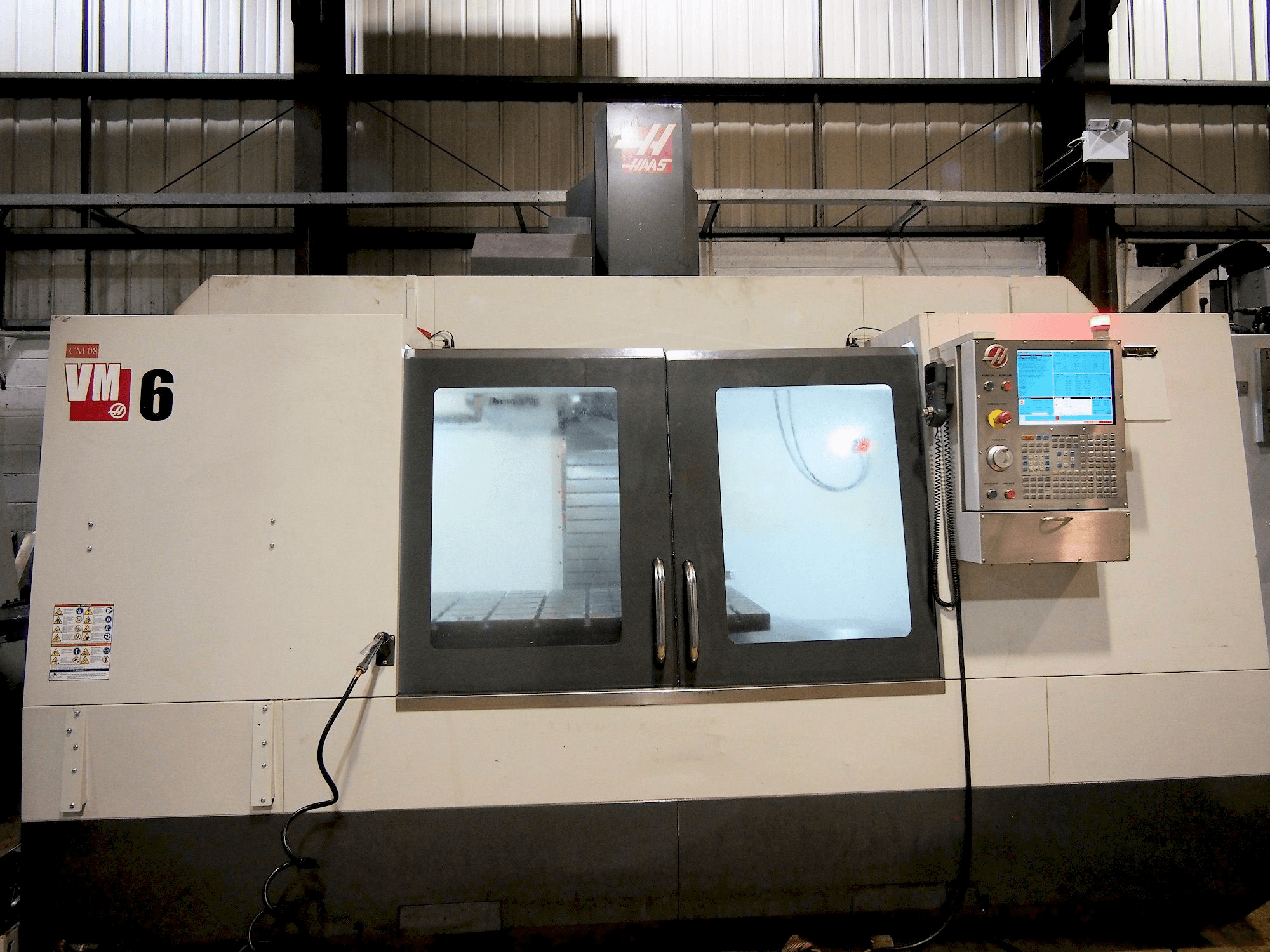 Čelní pohled na HAAS VM-6 stroj