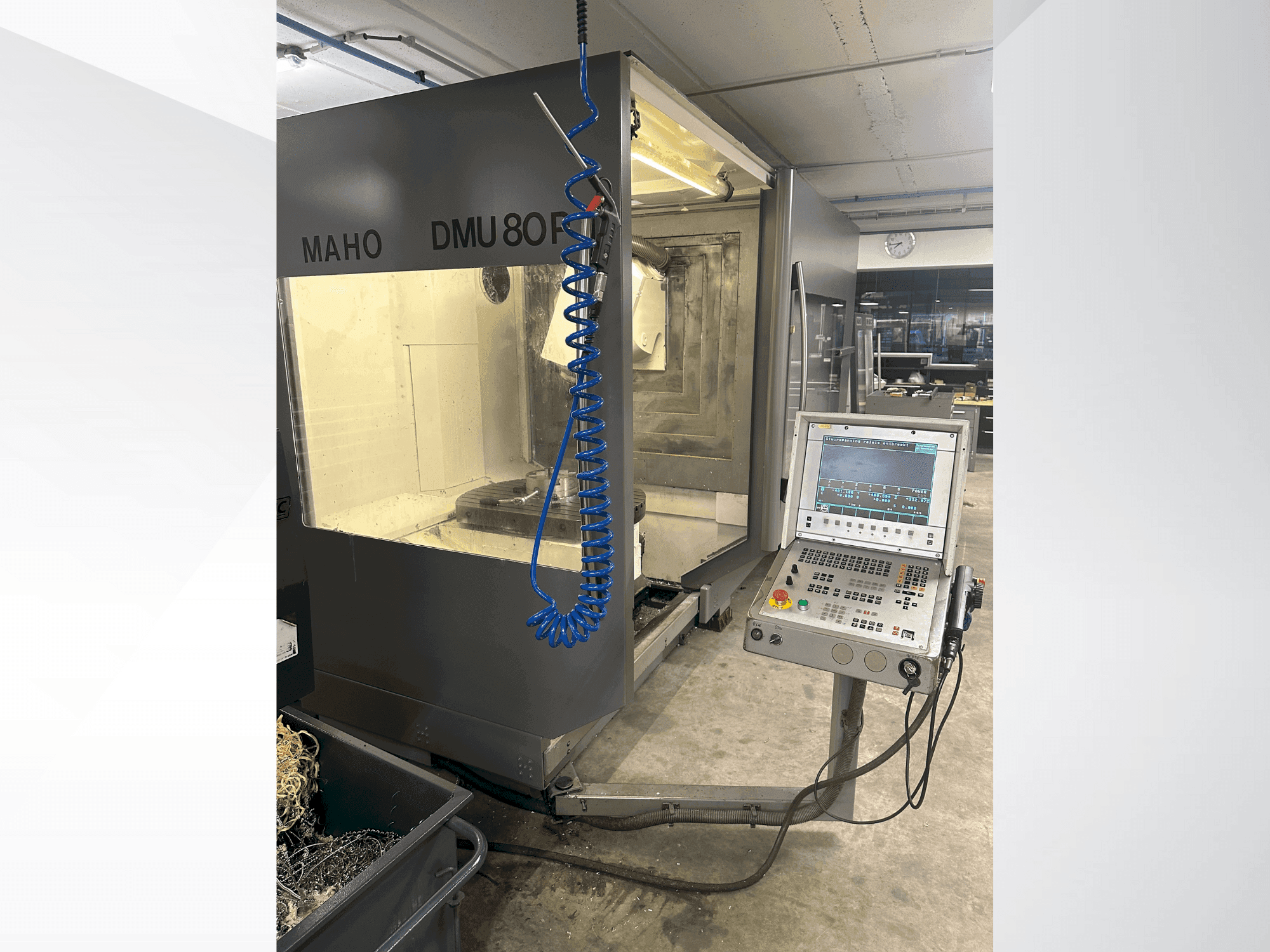 Čelní pohled na DECKEL MAHO DMU 80P stroj