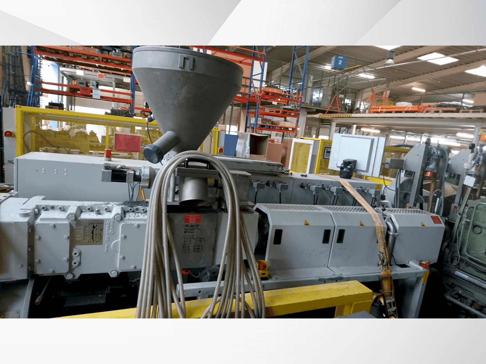 Čelní pohled na Krauss Maffei KMD 75 XS/P stroj