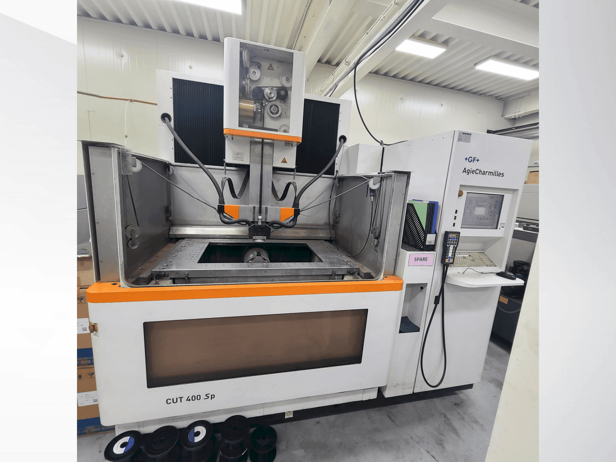 Čelní pohled na AGIE CUT 400 Sp stroj