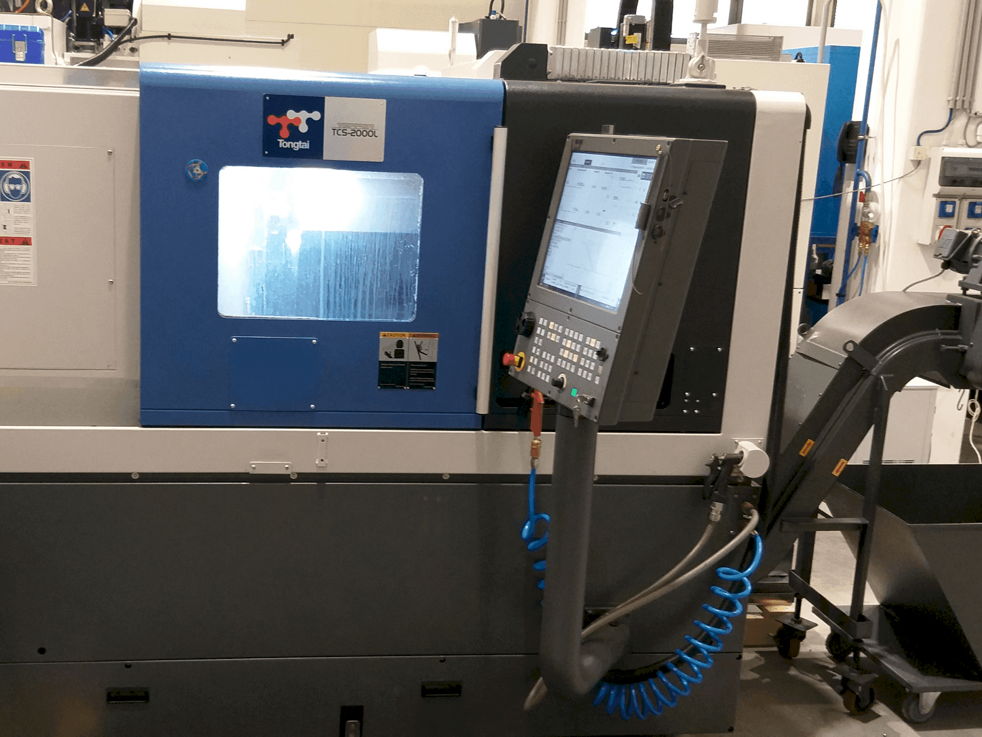 Čelní pohled na Tongtai TCS2000L stroj