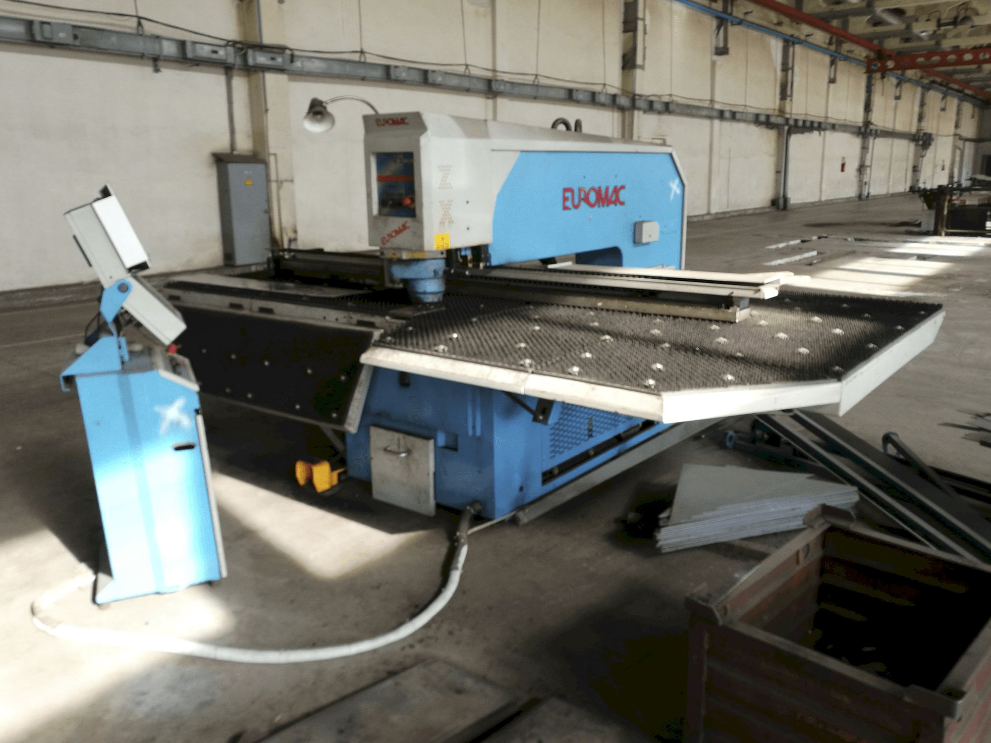 Pravý pohled na Euromac ZX 1250/30 stroj