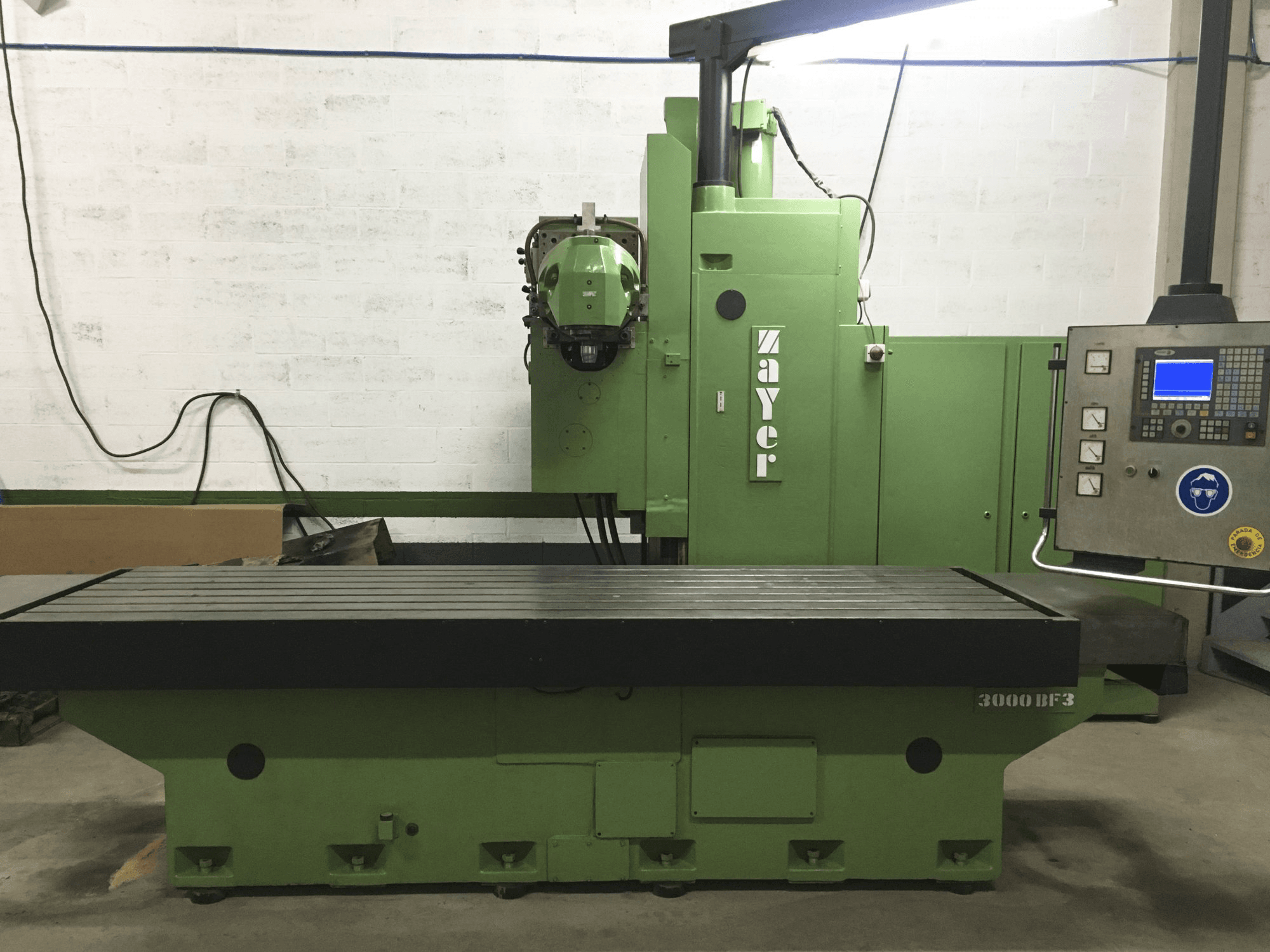 Čelní pohled na Zayer 3000 BF3 stroj
