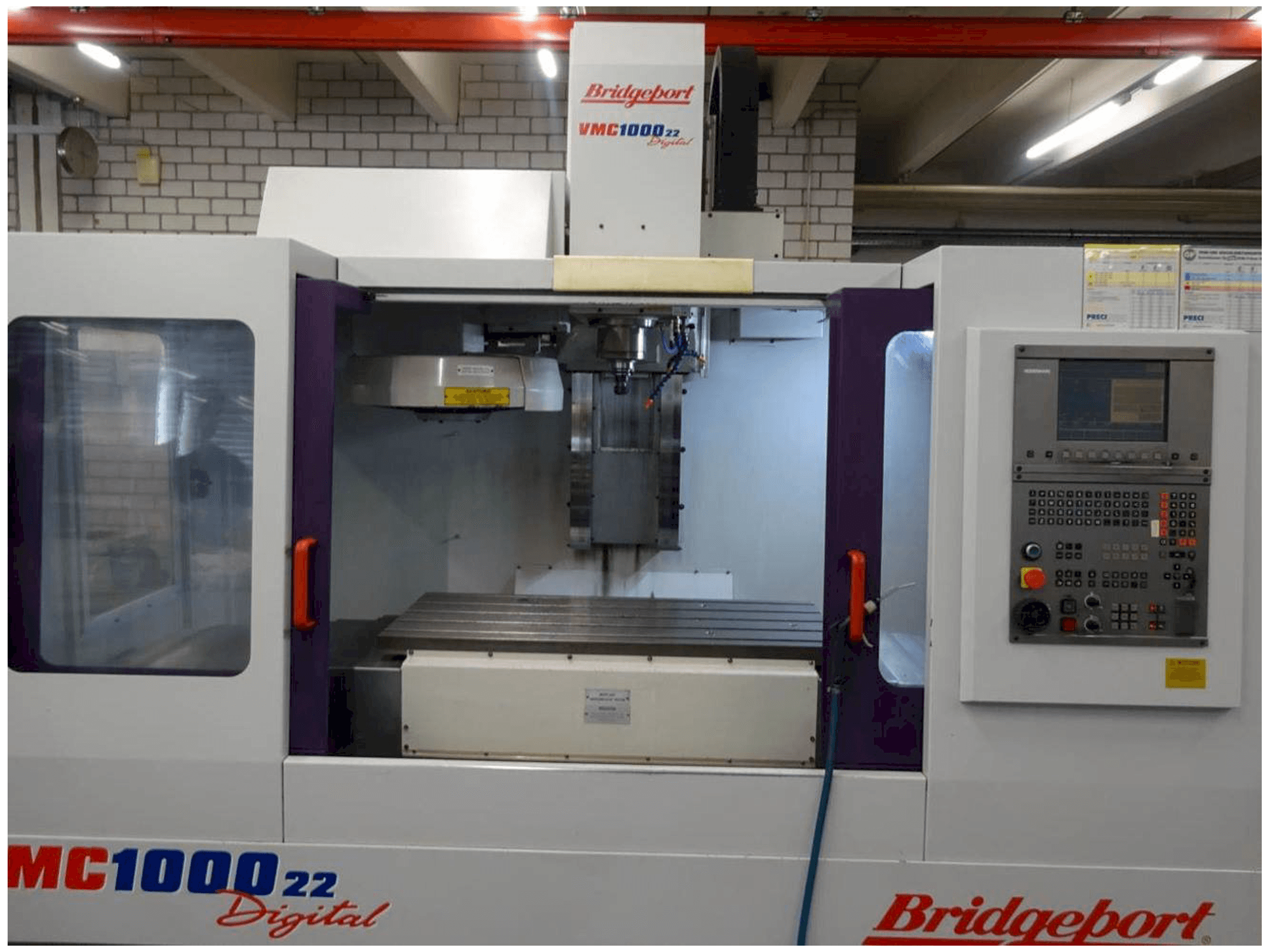 Čelní pohled na Bridgeport VMC1000-22 stroj
