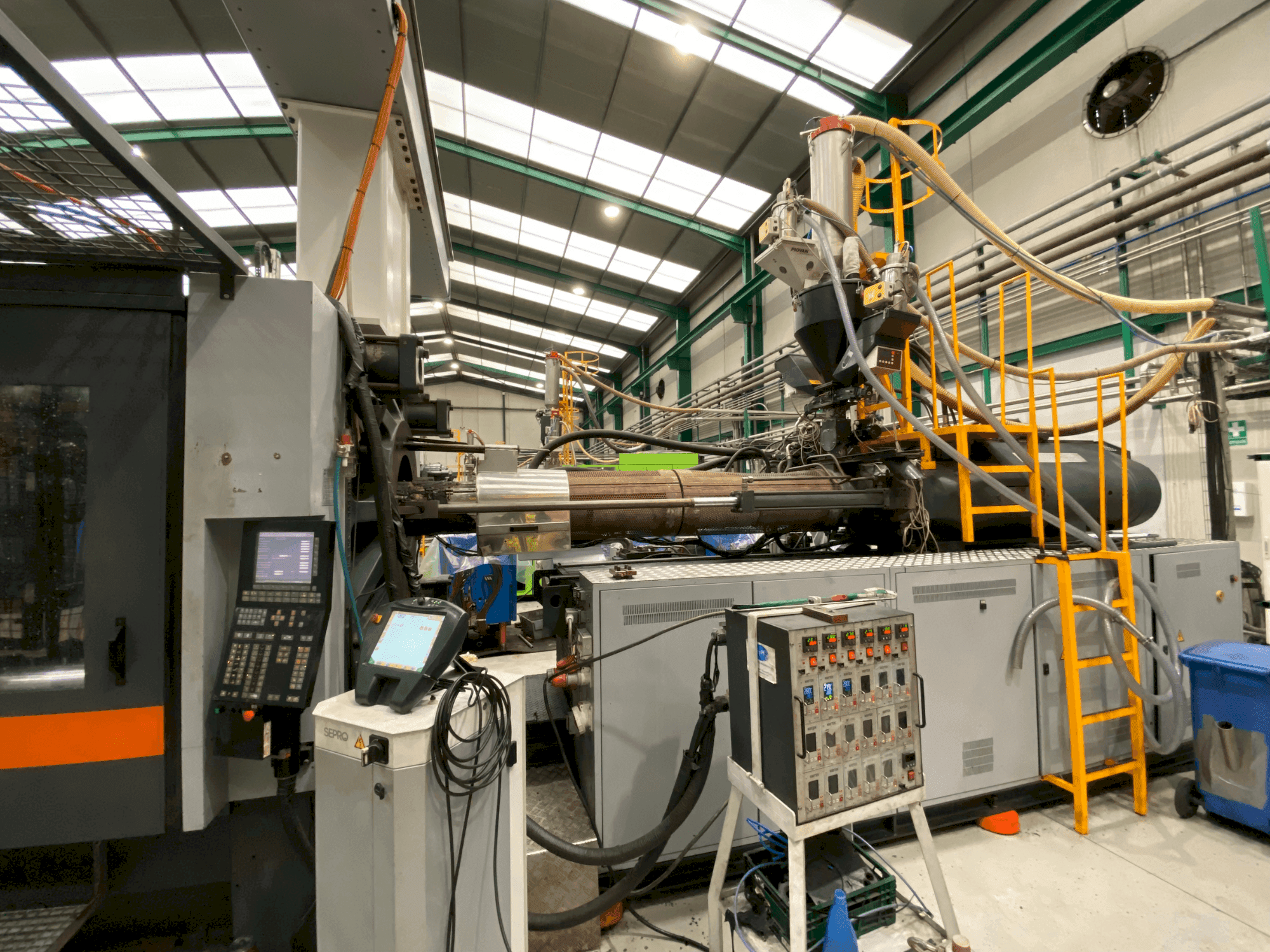 Čelní pohled na SANDRETTO MEGA TES 8200 stroj