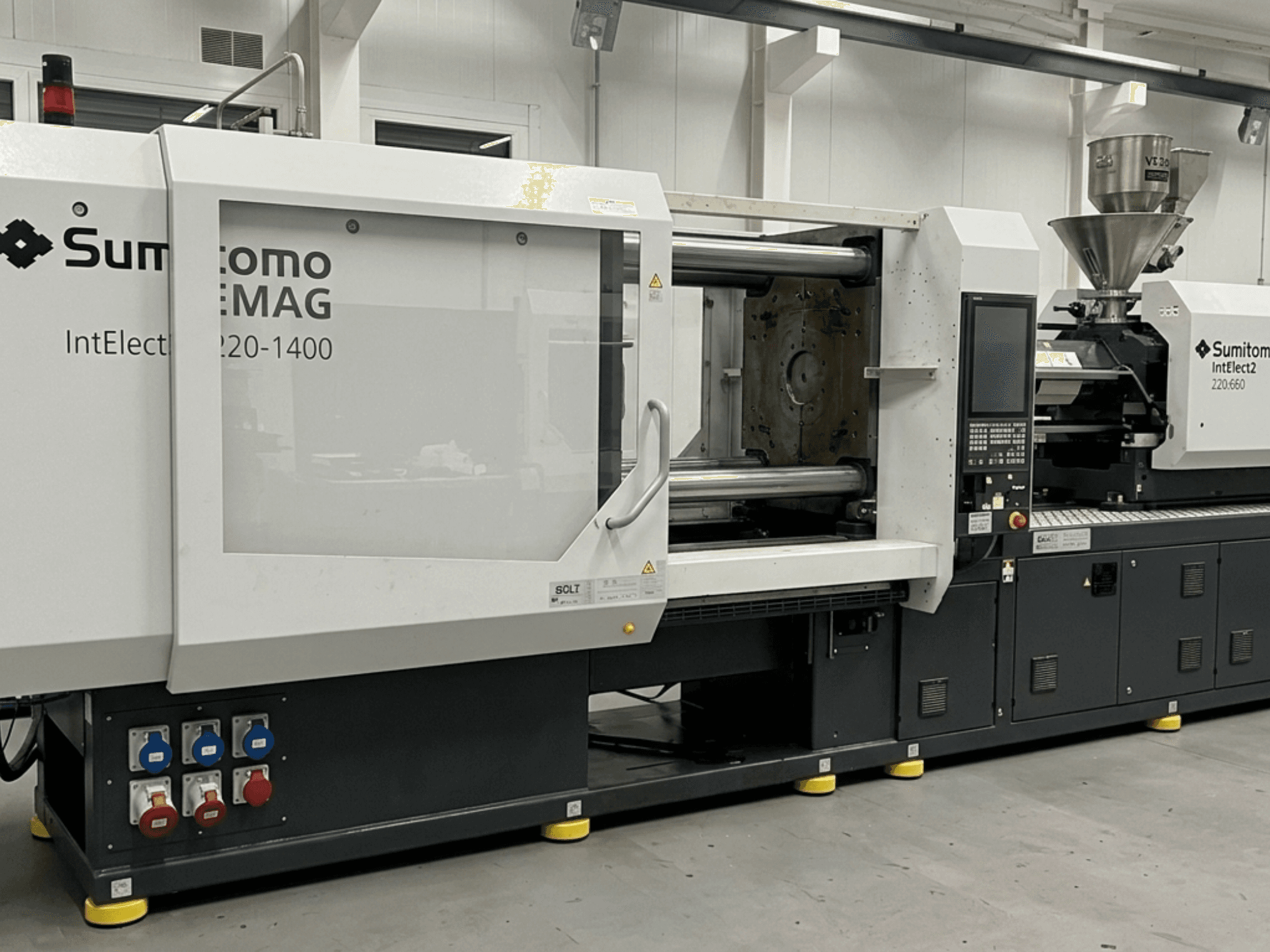 Elektrický vstřikovací stroj SUMITOMO SHI DEMAG IntElect2 S 220/660-1400, čelní pohled s detailním ovládacím panelem a násypkou.