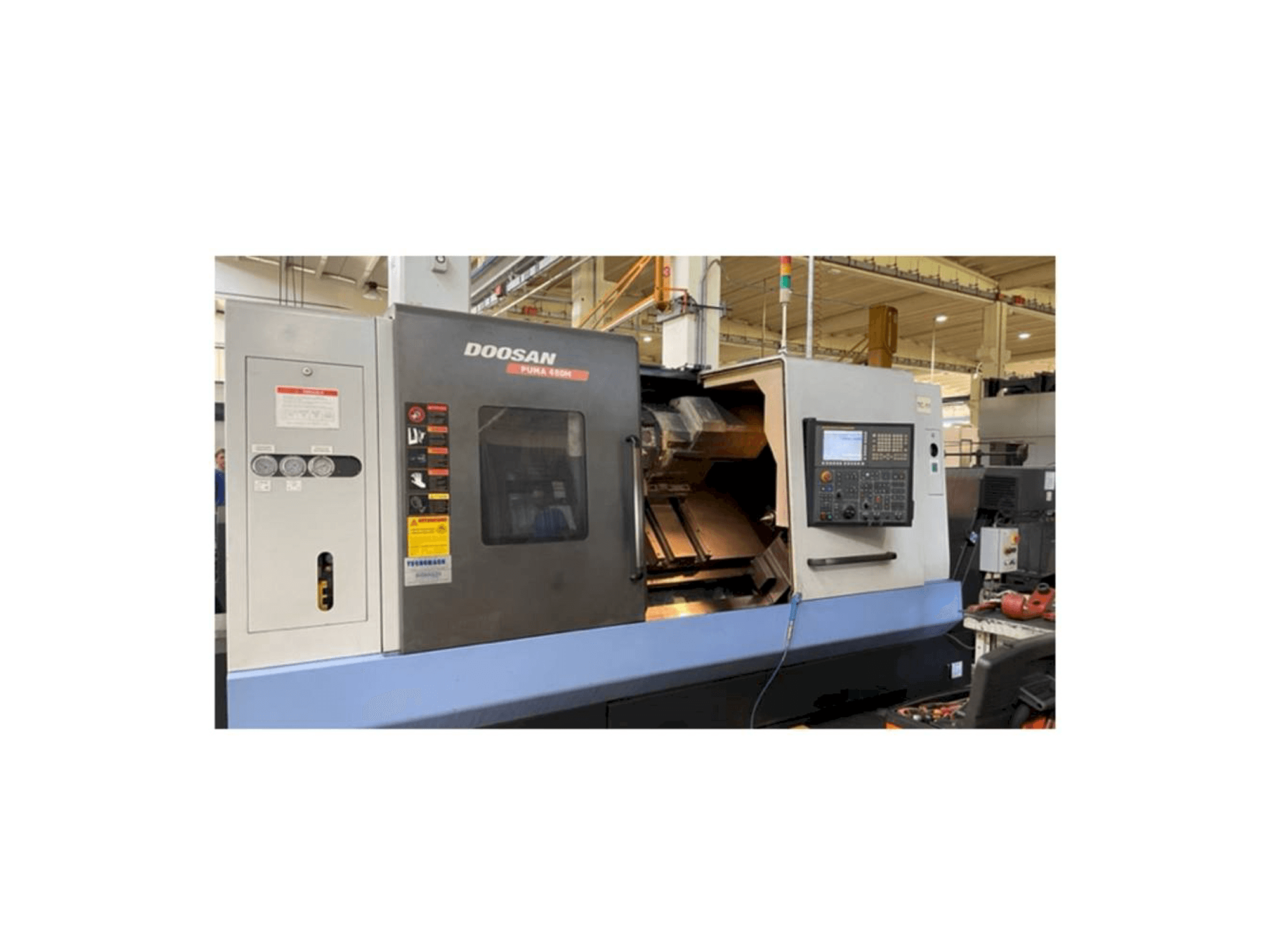 Čelní pohled na Doosan PUMA 480 MB stroj