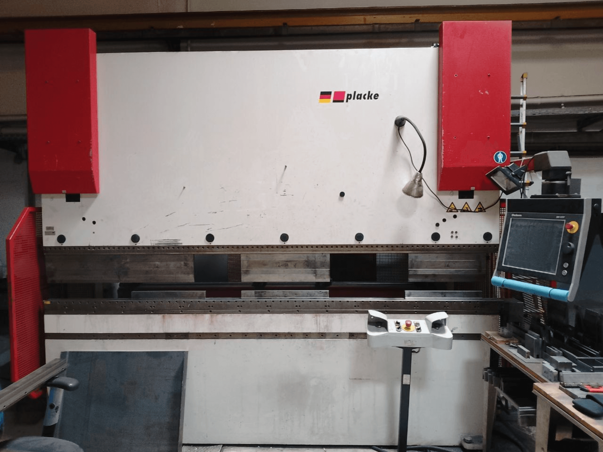 Ohýbačka PLACKE QPB-4 150/3100, pohled zepředu znázorňující ovládací panel, červená ramena a oblast ohýbání kovu.