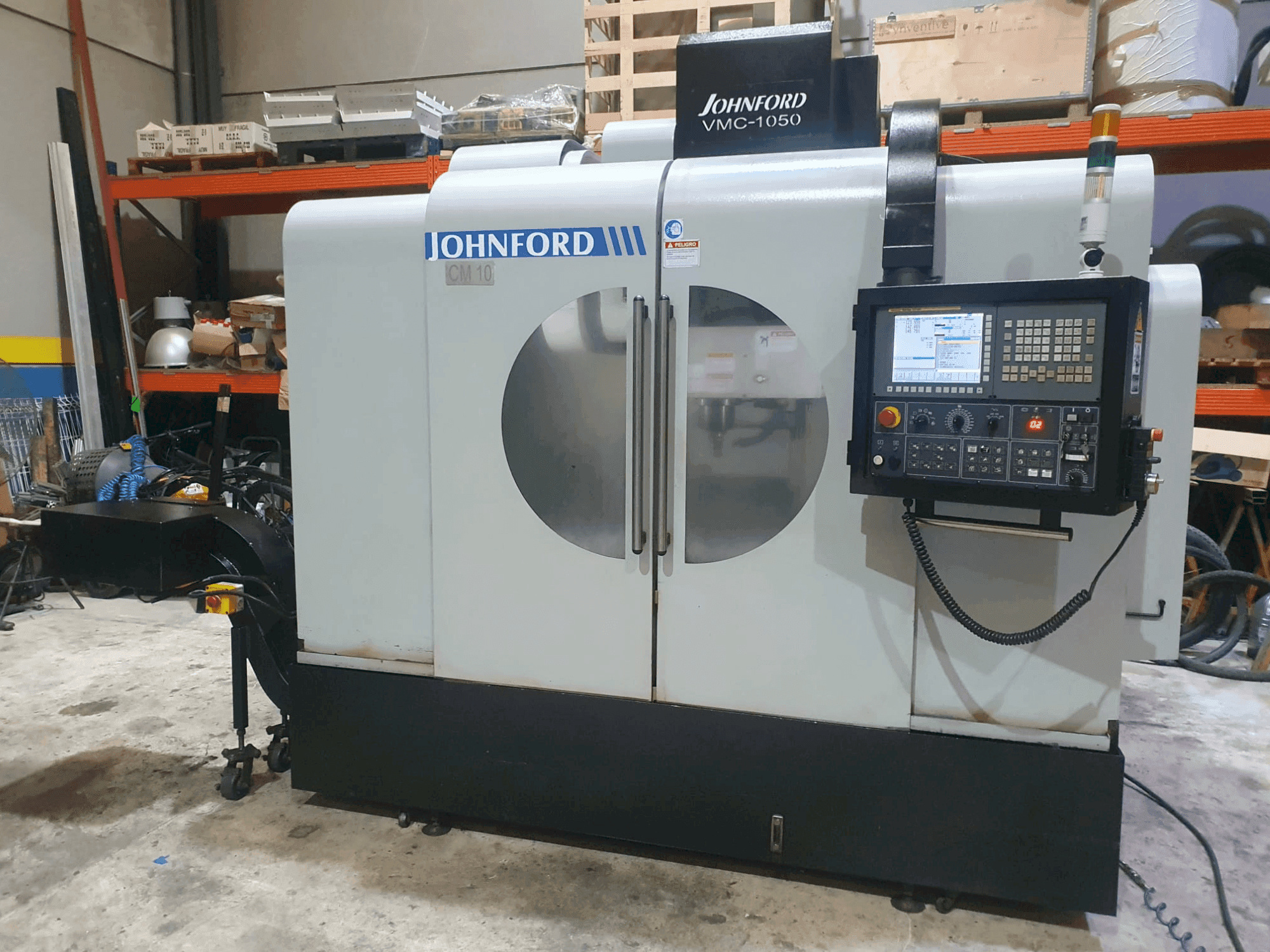 Čelní pohled na Johnford VMC-1050 stroj